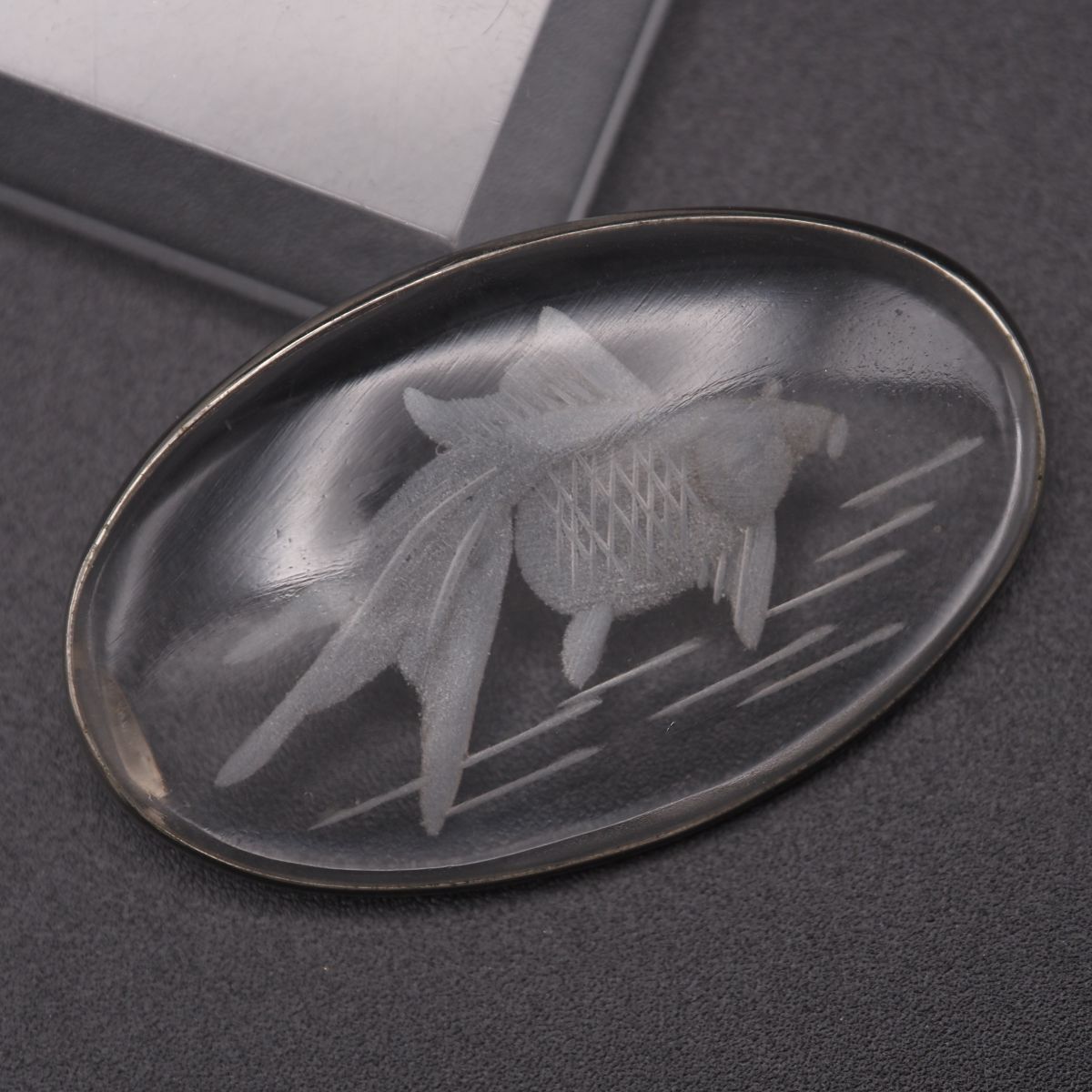 L 180 水晶 帯留め 金魚 インタリオ彫刻 デザイン シルバー 和装小物