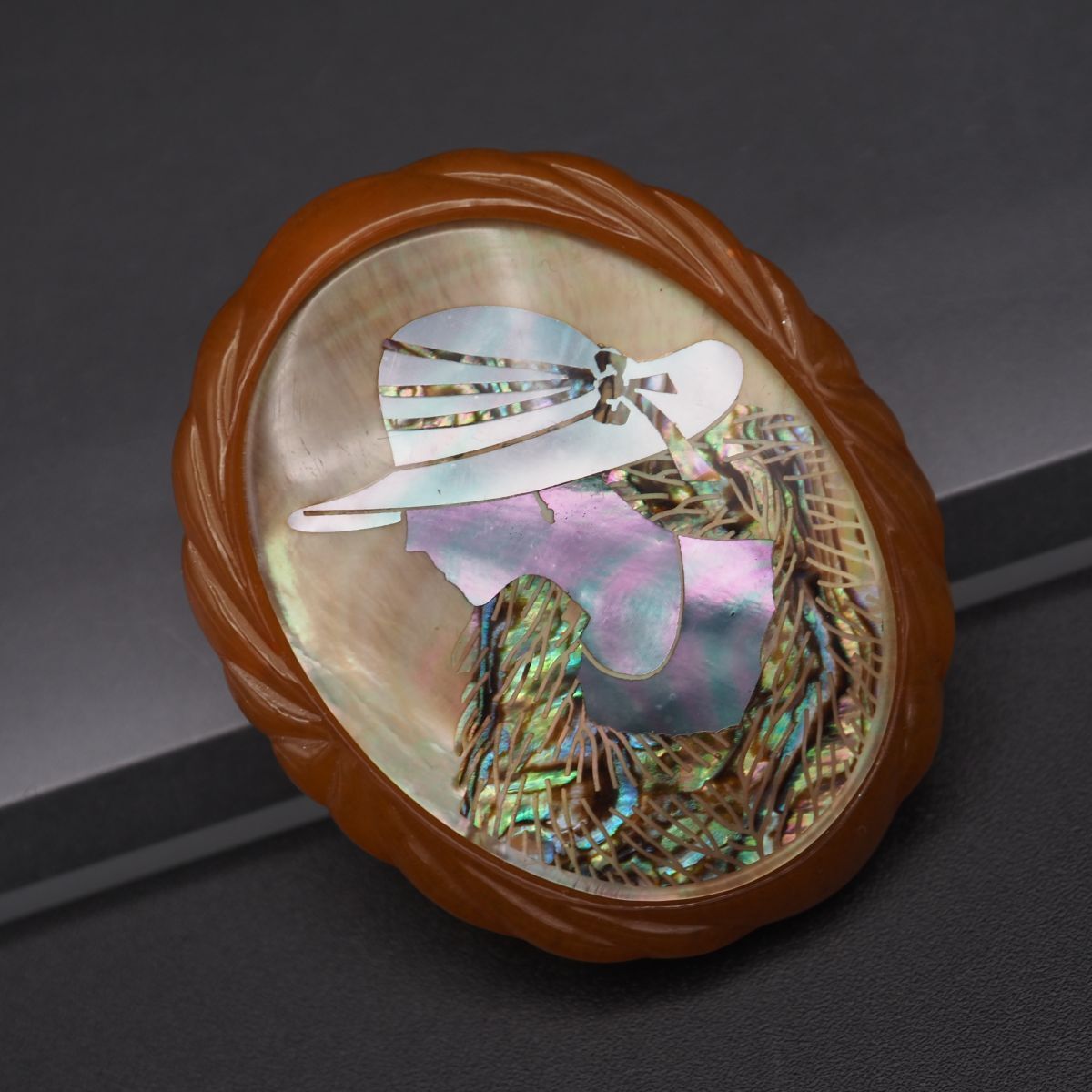 L 094 鼈甲 べっ甲 螺鈿 ブローチ 女性横顔 デザイン