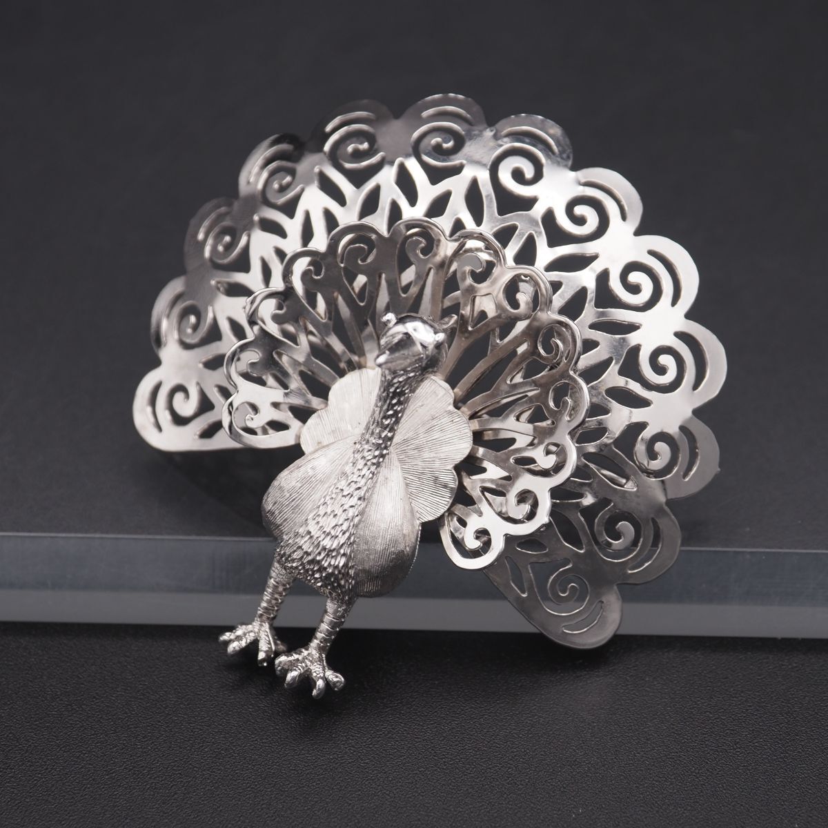 J 989 ブローチ クジャク 孔雀 大ぶり シルバー デザイン コスチュームジュエリー