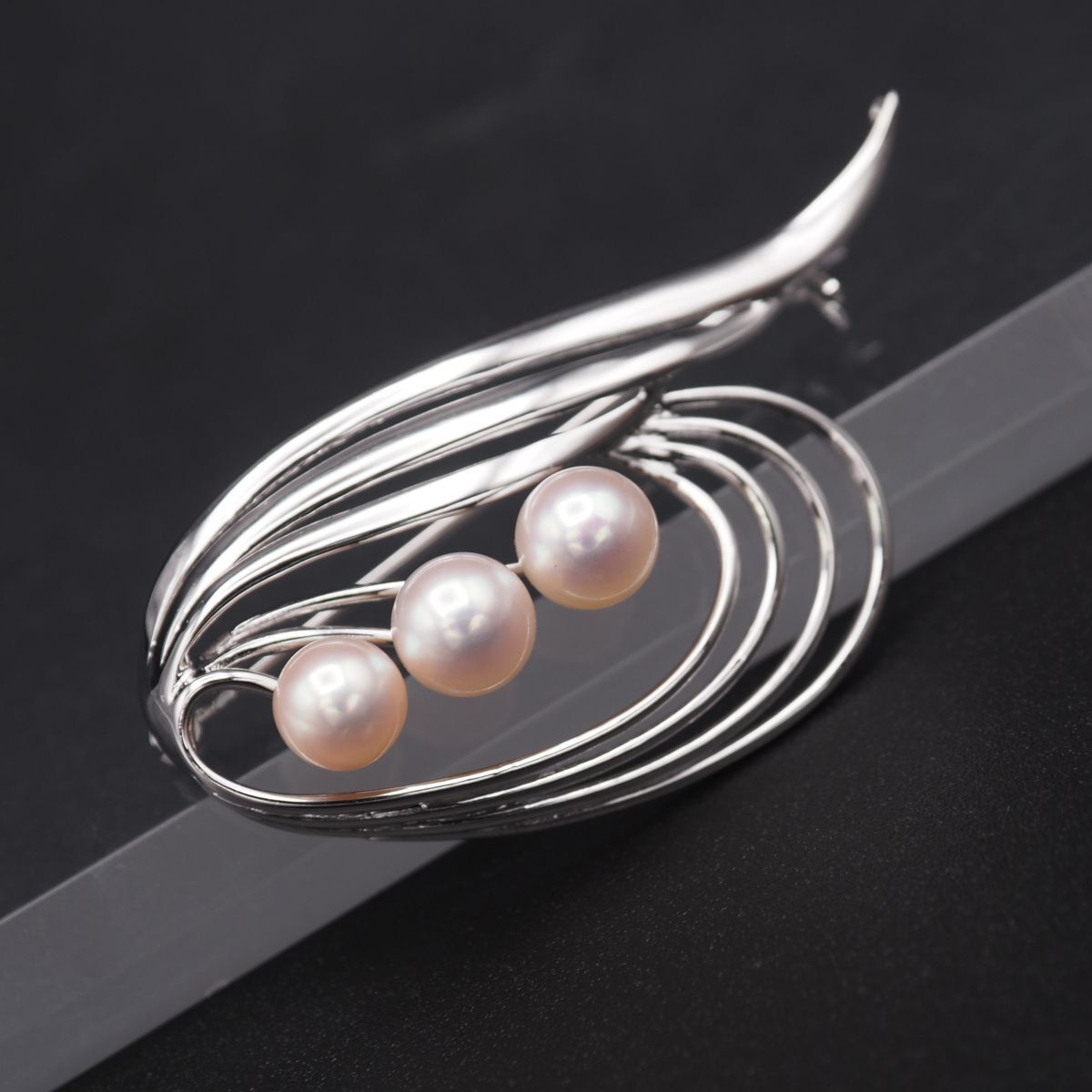 J 958 本真珠 6.8 mm 3珠 パール SILVER刻印 ブローチ デザイン シルバー コサージュ 誕生石