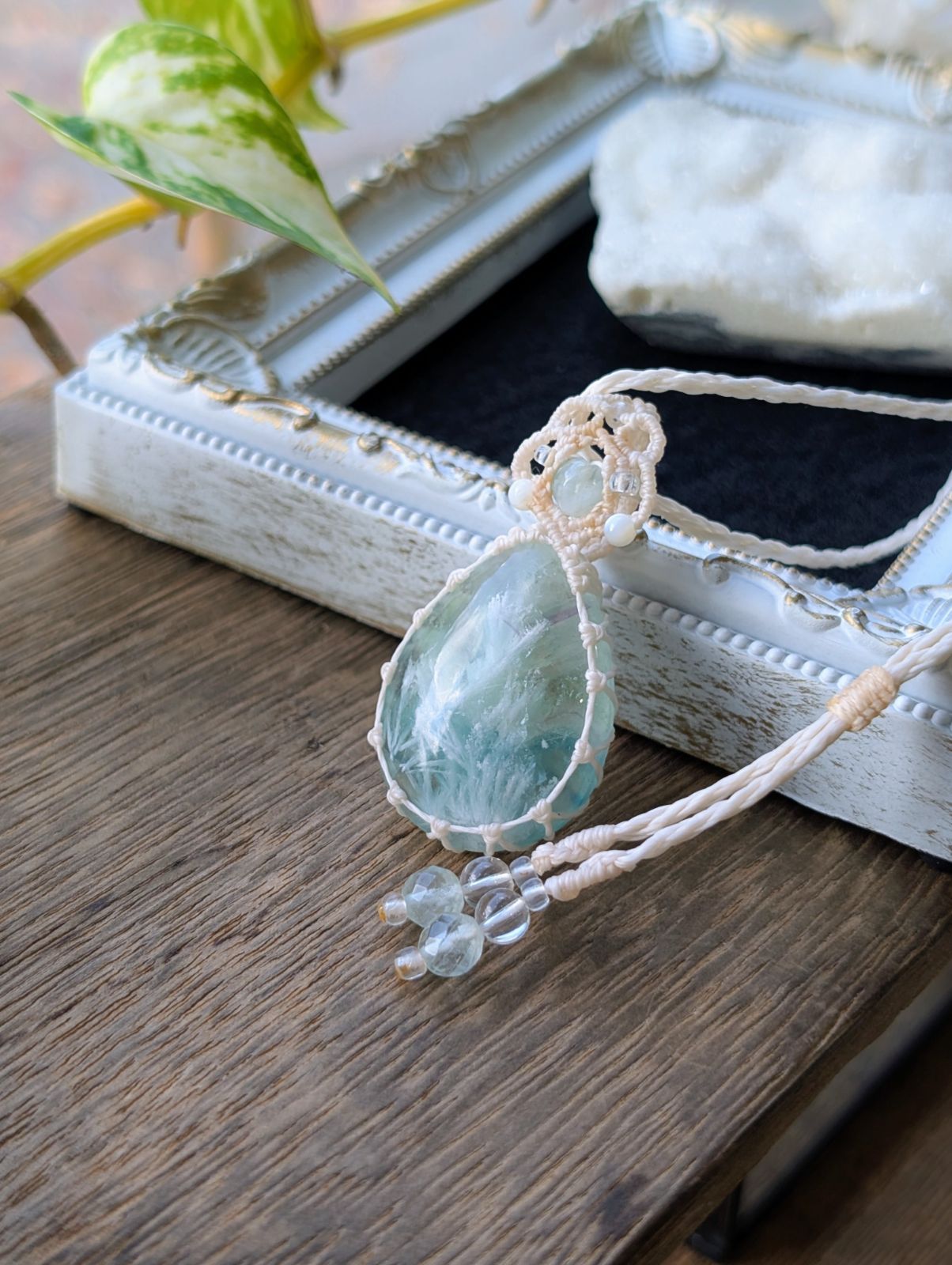 ☆エンジェルフェザーインフローライト☆マクラメ編みネックレス 489