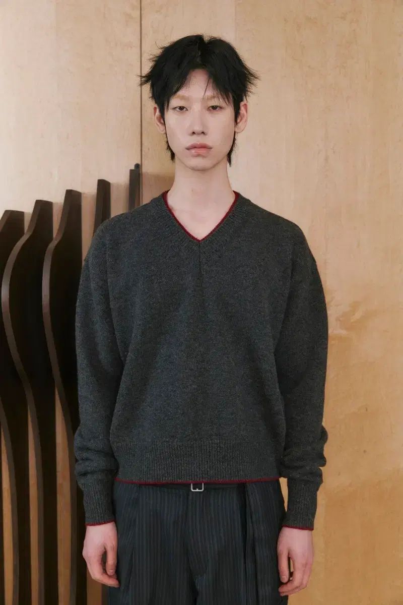 Vネック チャコール レッド 2
