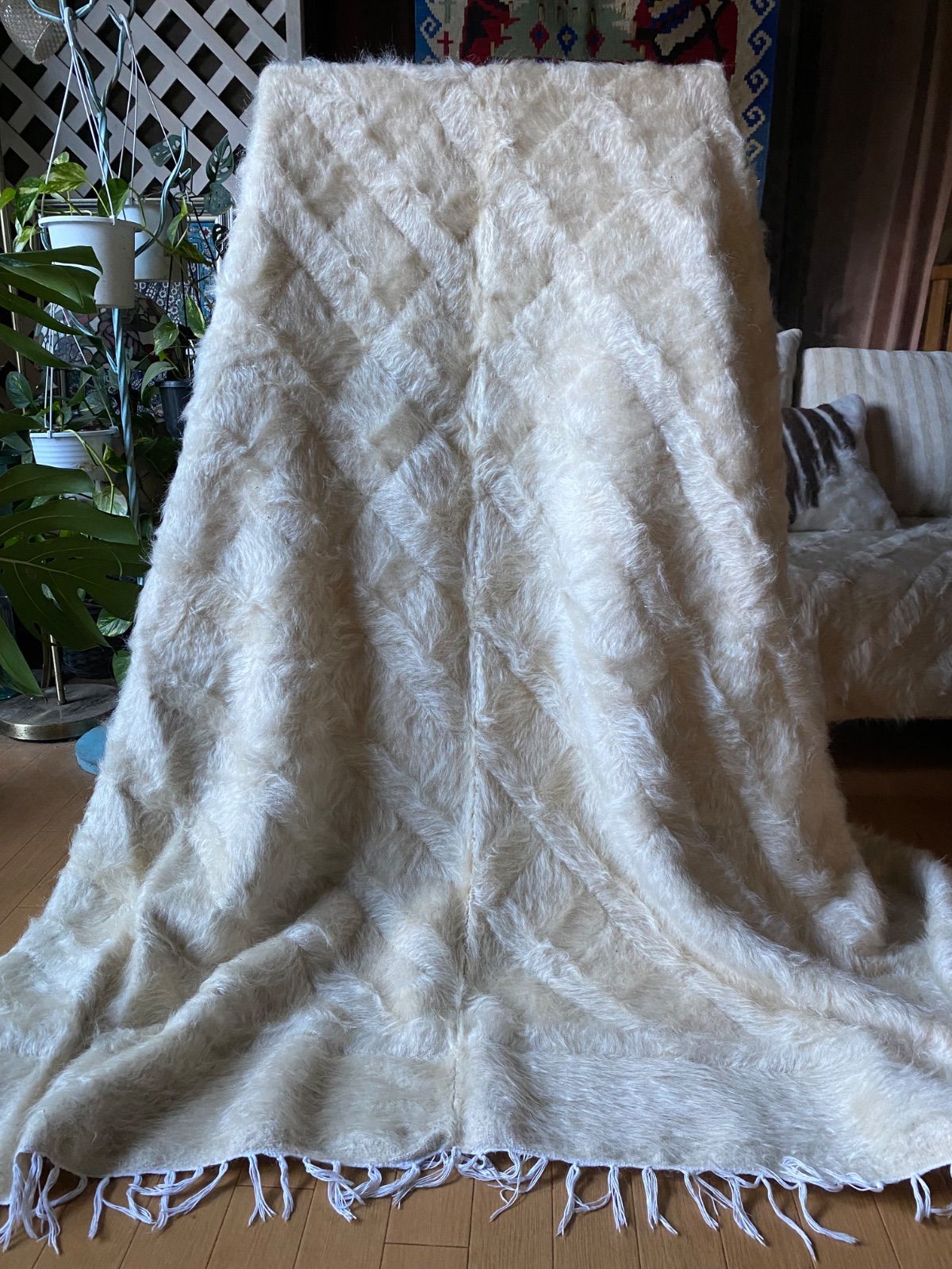 ほぼ正方形特大サイズ初めてのご紹介ヴィンテージシイルトバッタニイェ アンゴラヤギのモヘアのみで織られた贅沢な手織毛布ソファカバーやベッドカバー キングサイズ可 折り曲げて椅子カバーにも 上ふわふわ もちろんラグにも 感あふれ 上の暖かさ人にも動物にも優しい