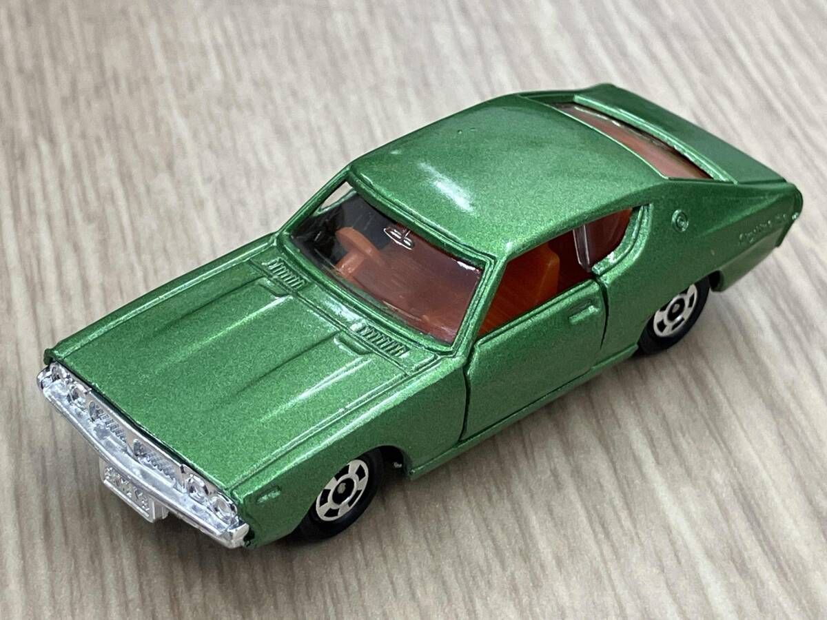 トミカ No.82 ニッサン スカイライン 2000 GT-X 緑メタリック シート 赤 1 Hホイール 牽引フック付き 黒箱 日本製 トミー