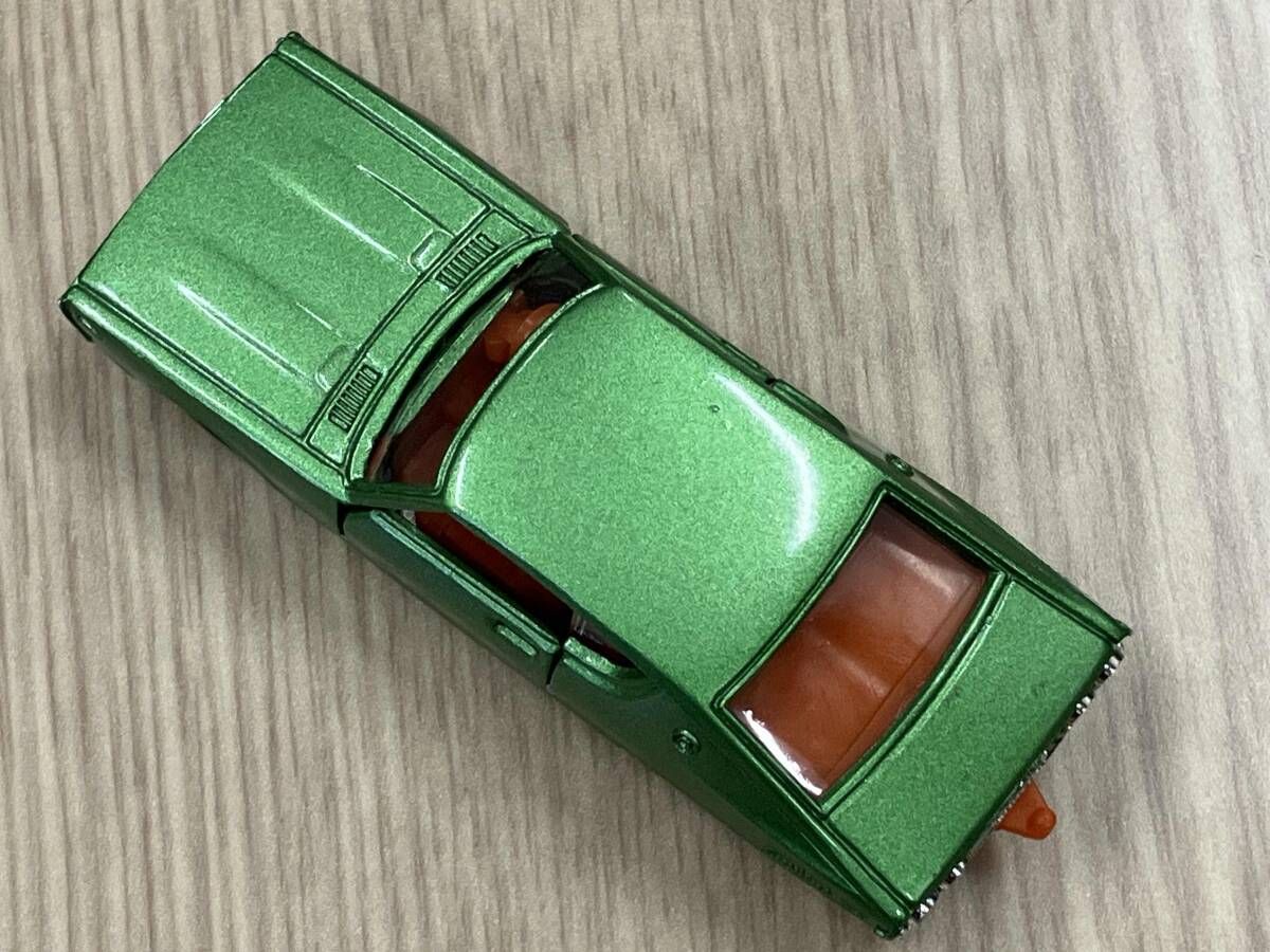 トミカ No.82 ニッサン スカイライン 2000 GT-X 緑メタリック シート 赤 1 Hホイール 牽引フック付き 黒箱 トミー ヘリコプターおもちゃ ラジコン