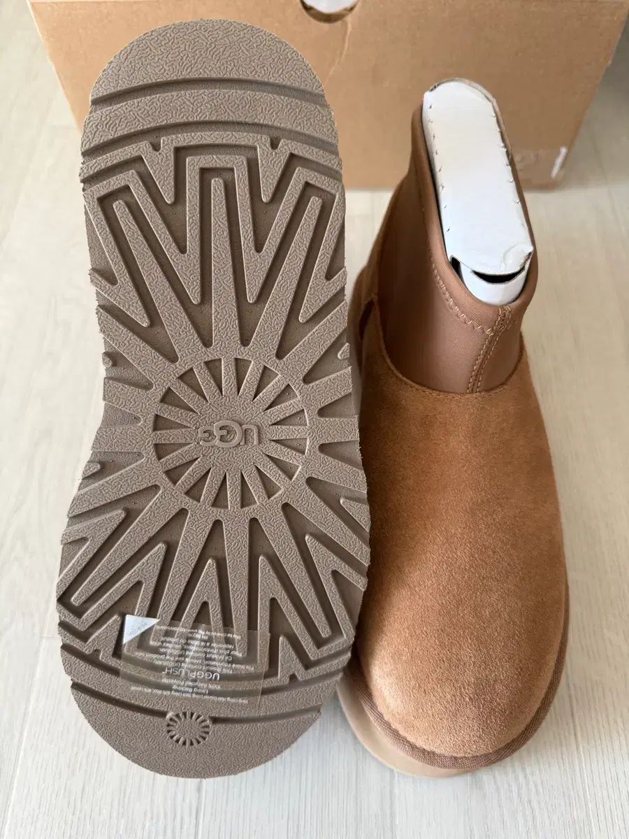 UGG Classic Mini Dipper Platform ブーツ