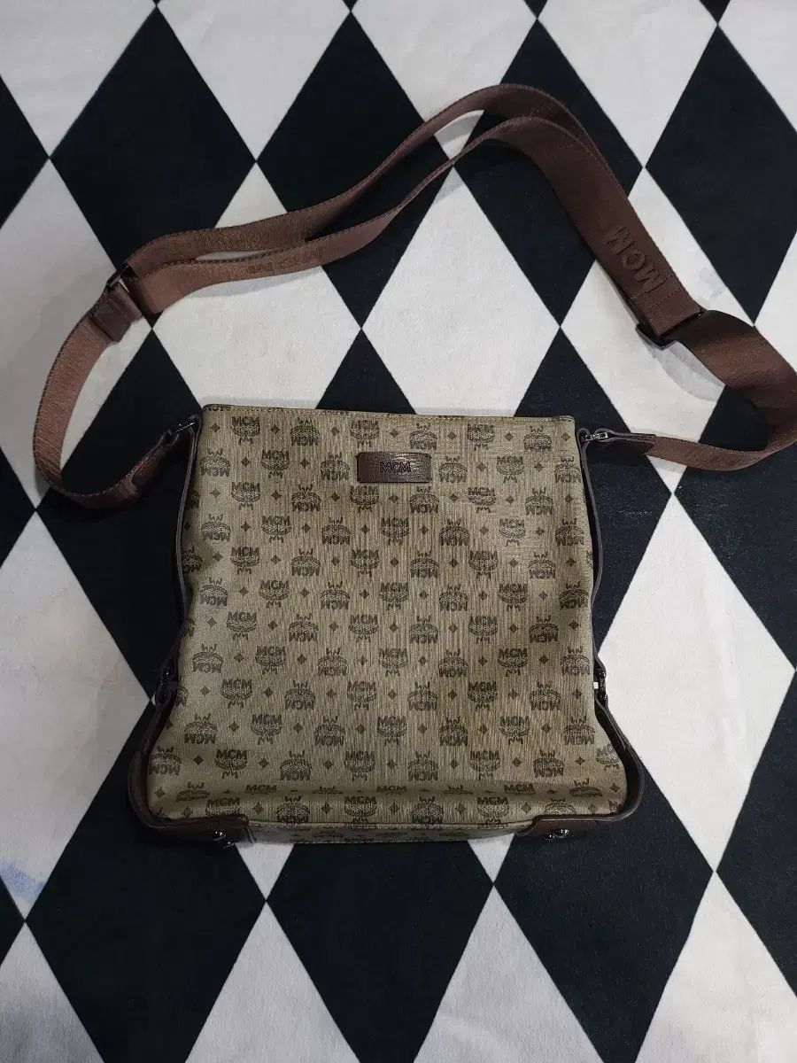 MCM ロゴ クロスバック ブラウン