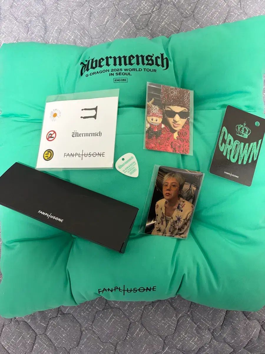 G-DRAGON ジードラゴン コンサート 2日目 クッション Crown クラウン ホログラム メガネ トレカ3種 ステッカー ギターピック GD