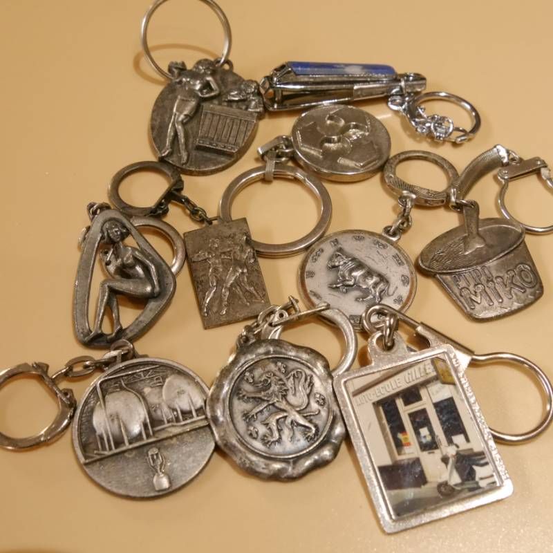 KE016【70個】まとめ フランス直輸入 フレンチキーホルダー ビンテージ