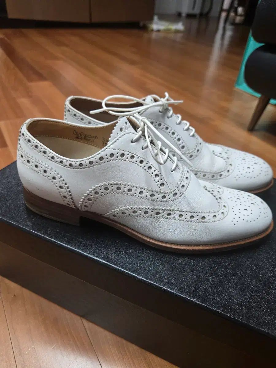 Church s 白 ウイングチップ シューズ