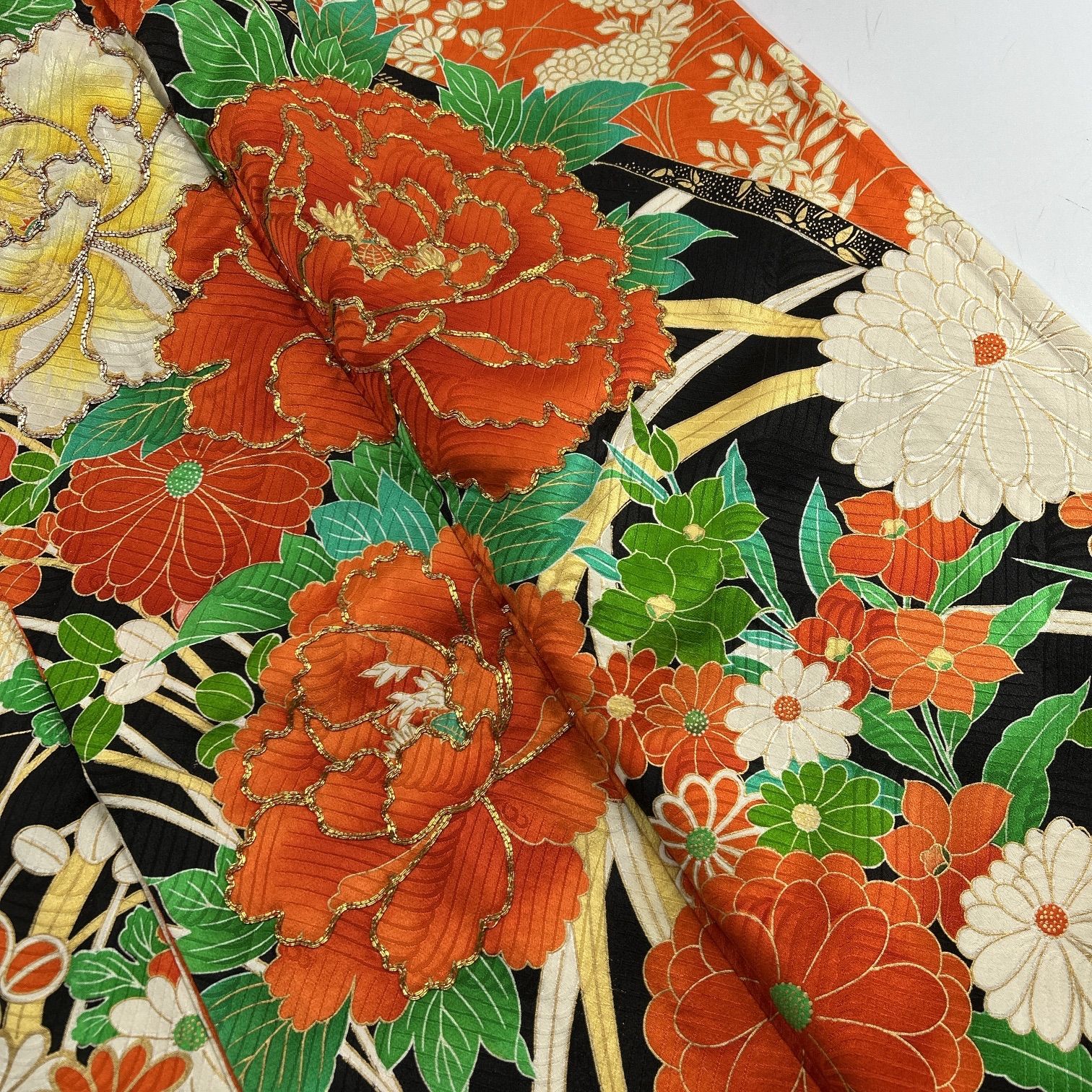 着物まとめ売り　正絹振袖4枚　留袖1枚　着用可　リメイク素材　目立った汚れなし 振袖 4枚 正絹 着物まとめ売り 同梱購入歓迎 リメイク用 着付け練習用