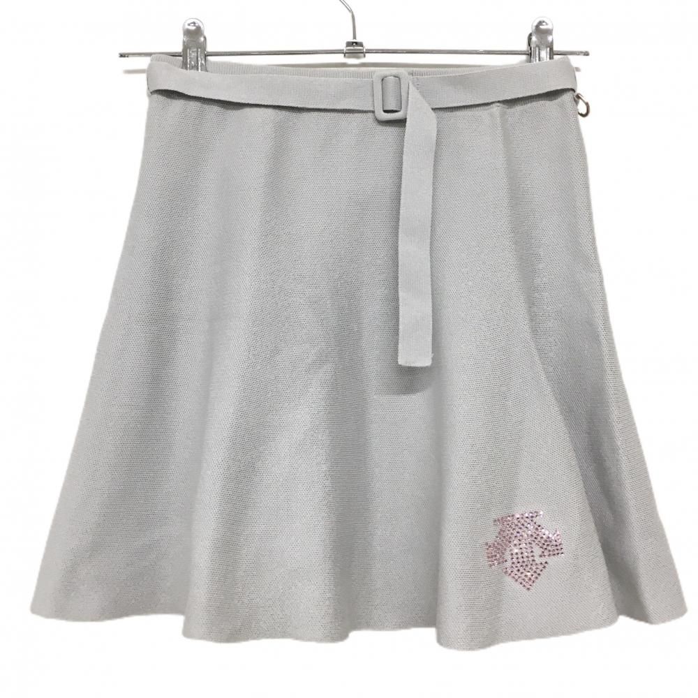 超 デサントゴルフ ニットスカート ライトグレー ラインストーンロゴ ベルト付き 後ろ刺しゅう レディース S ゴルフウェア DESCENTE