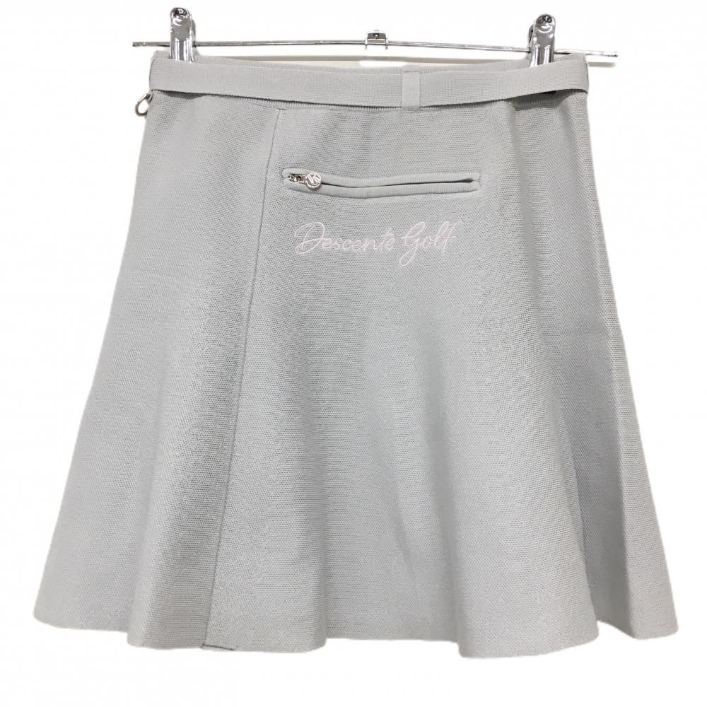 超 デサントゴルフ ニットスカート ライトグレー ラインストーンロゴ ベルト付き 後ろ刺しゅう レディース S ゴルフウェア DESCENTE