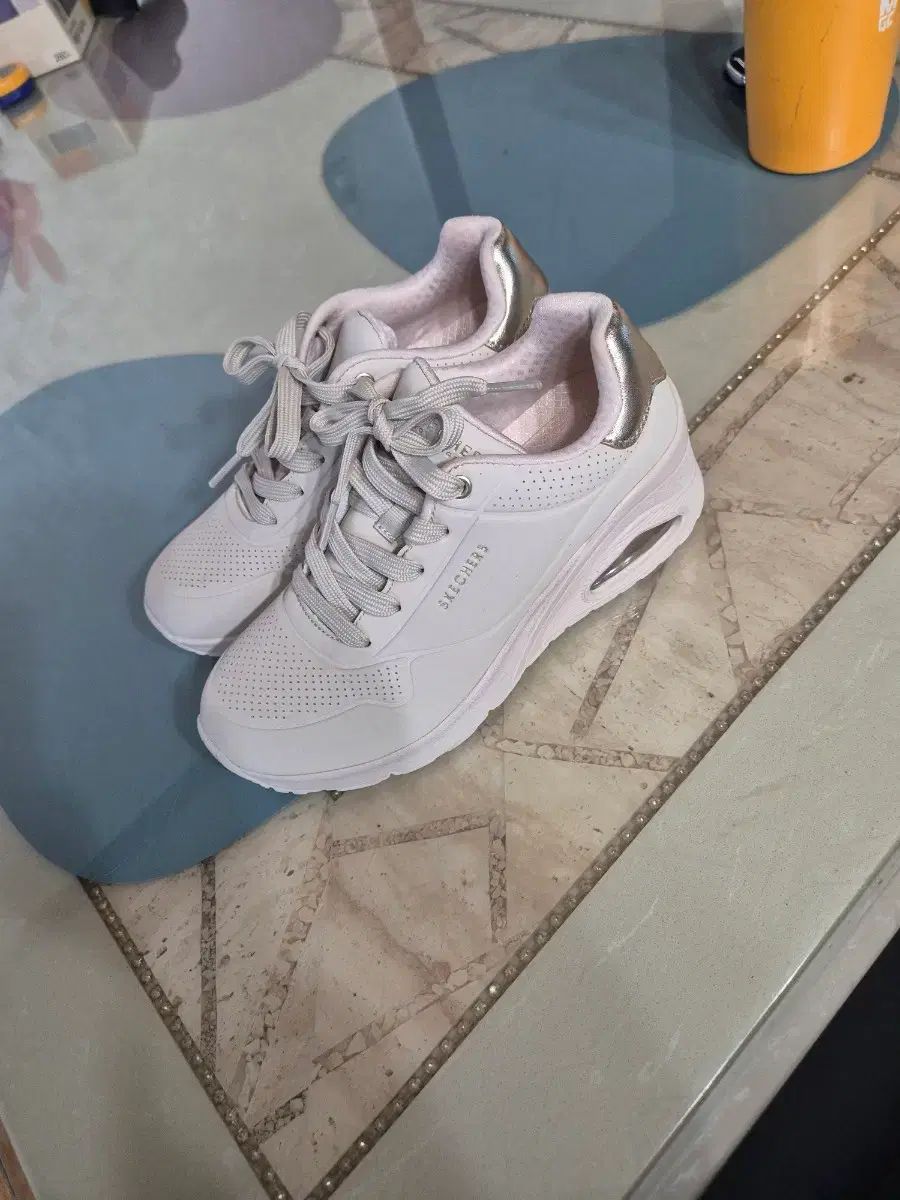 SKECHERS スケッチャーズ