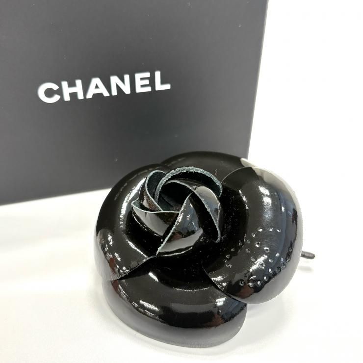 シャネル（Chanel）のランの花のブローチ　エナメル　刻印あり シャネル（Chanel）のランの花のブローチ エナメル 刻印あり シャネル