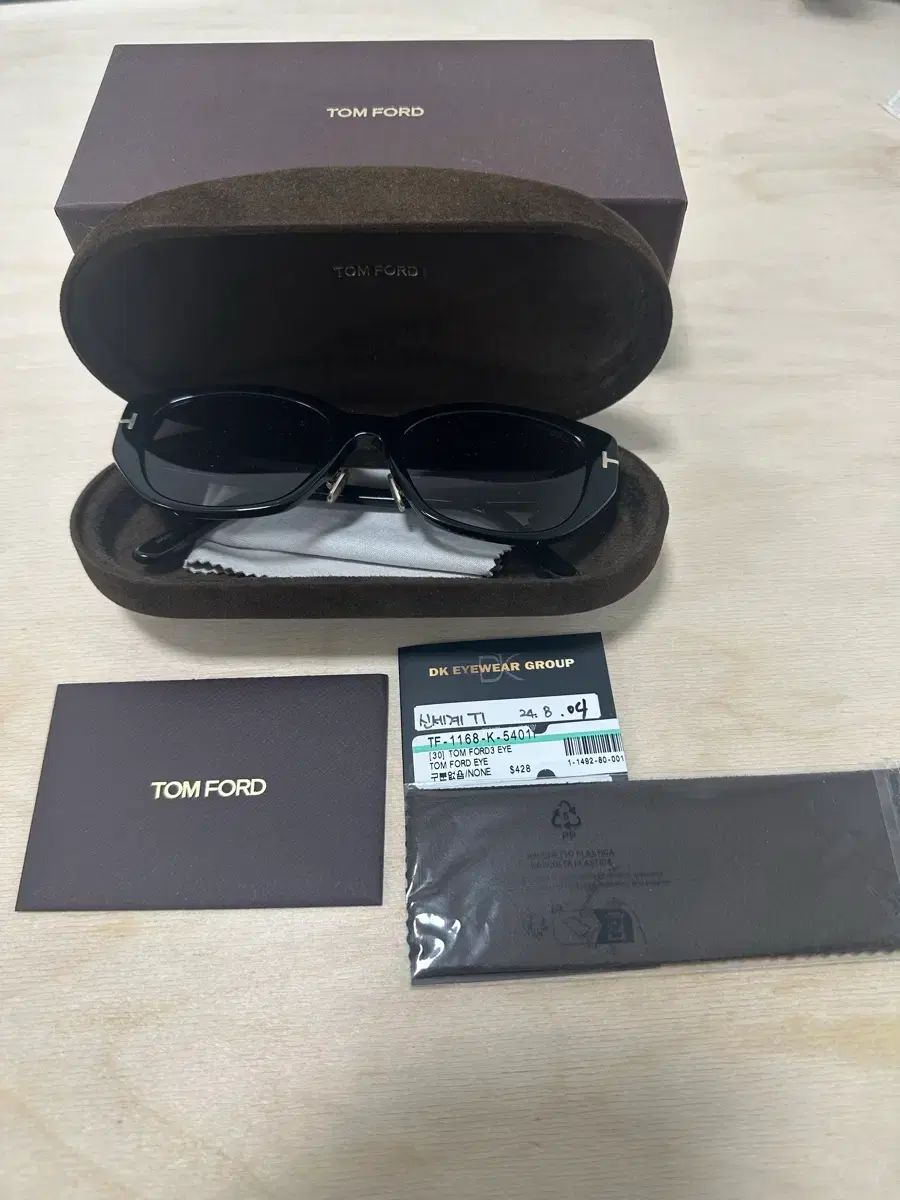 TOM FORD TF 1168 K 01 A ブラック サングラス ベモン アサ 着用