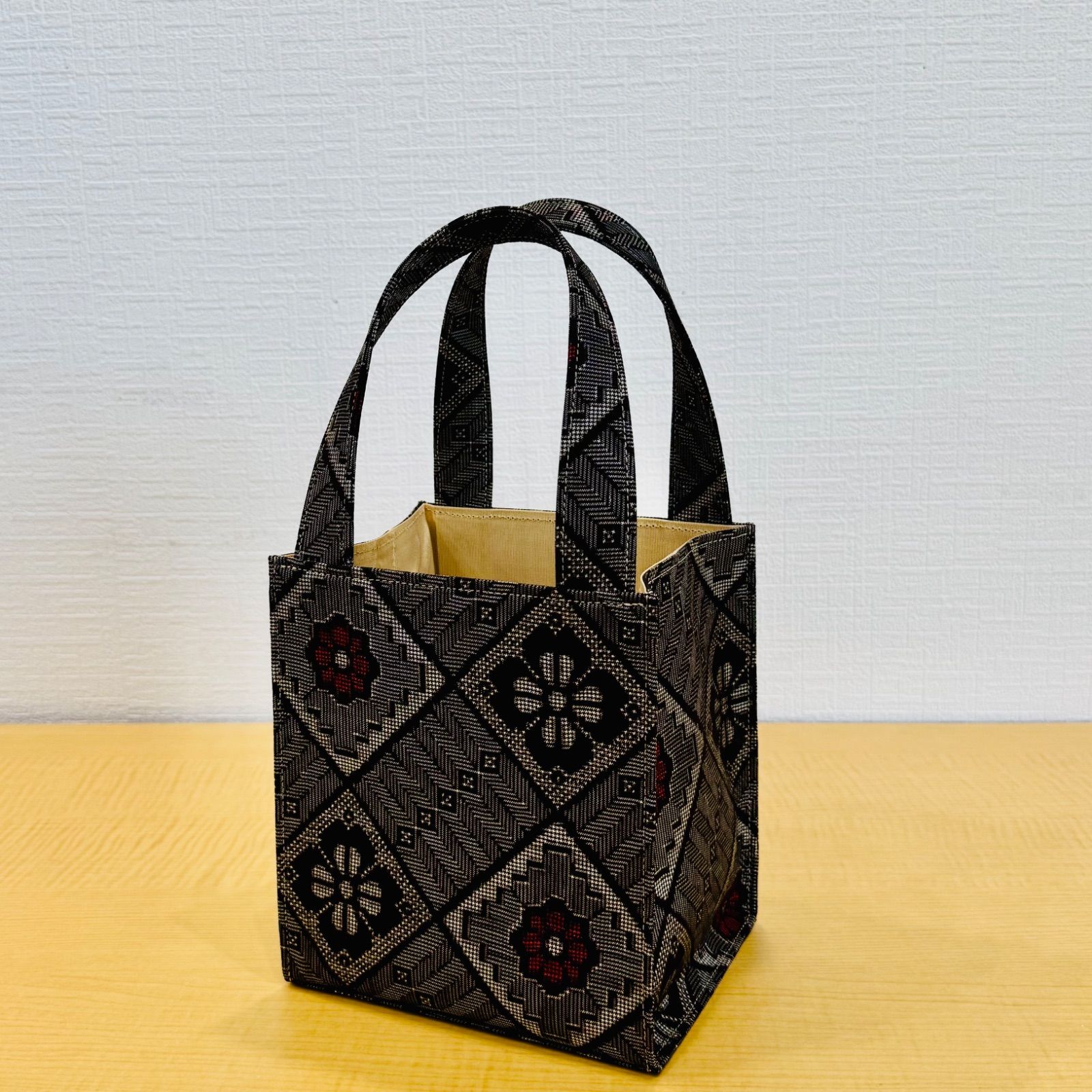 一点もの】着物リメイク 本場奄美大島紬 龍郷柄 ハンドバック赤 - メルカリ