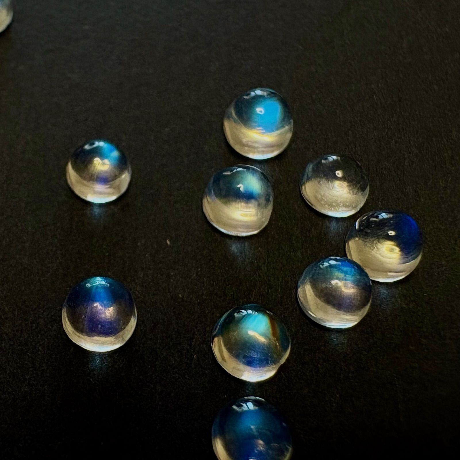 高品質 レインボームーンストーンAAA++》ラウンド カボション3×3mm