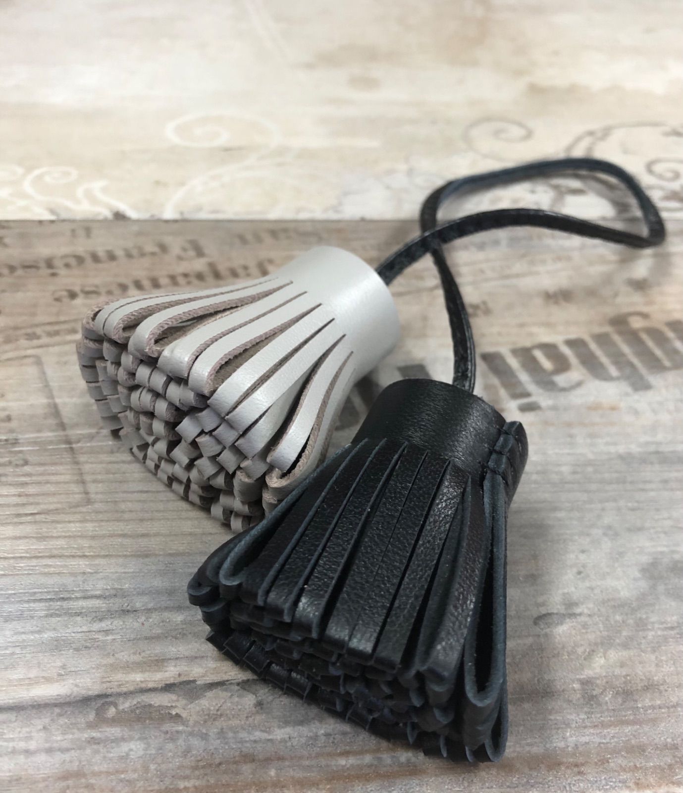 バッグチャーム　ストラップ　オールレザー 紐タッセル ブラック＆グレー バッグチャーム ストラップ オールレザー 紐タッセル ブラック＆グレー