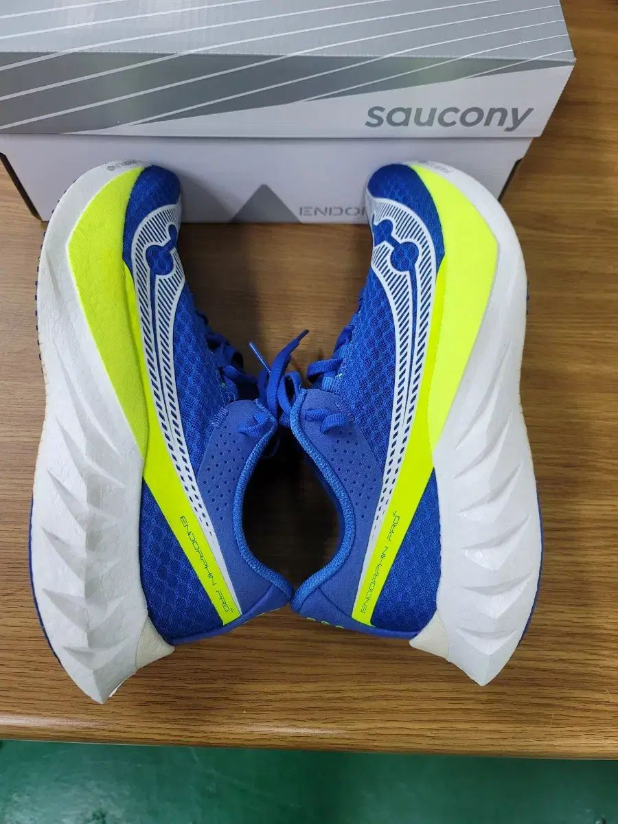販売済み サッカニー エンドルフィン プロ4 265 Cut in half: Saucony