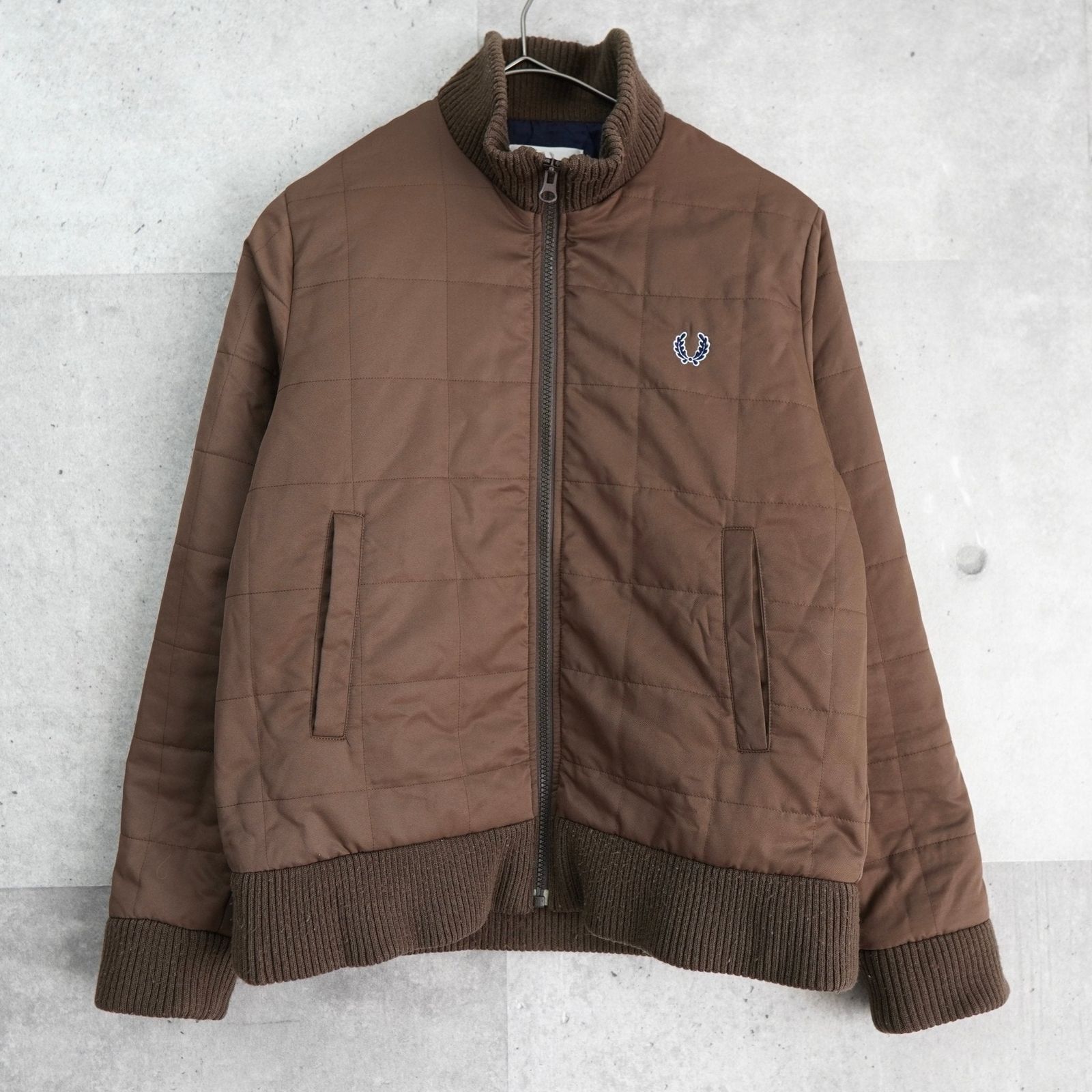 フレッドペリー ロゴ 刺繍 ニット切り替え キルティングジャケット 中綿ブルゾン ブラウン