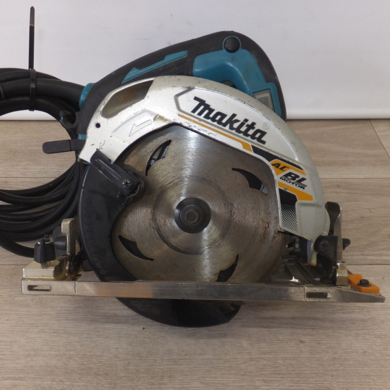 マキタ makita 165 mm 電子マルノコ HS 6303 100 V～ 12 A 50-60 Hz 1050 W 木工用 超硬丸ノコ
