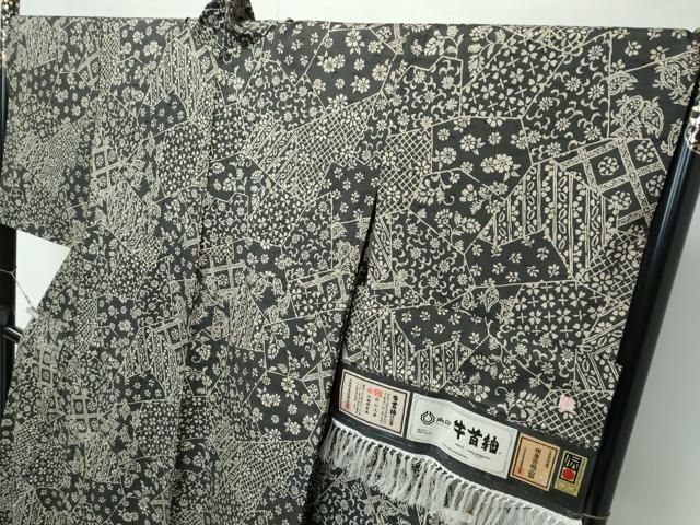 平和屋本店▽極上　石川県指定無形文化財　牛首紬　白山工房　手織り　単衣　切嵌花唐草文　海松茶色地　証紙付き　逸品　CZAA4702s6 平和屋本店▽極上 石川県指定無形文化財 牛首紬 白山工房 手織り 単衣