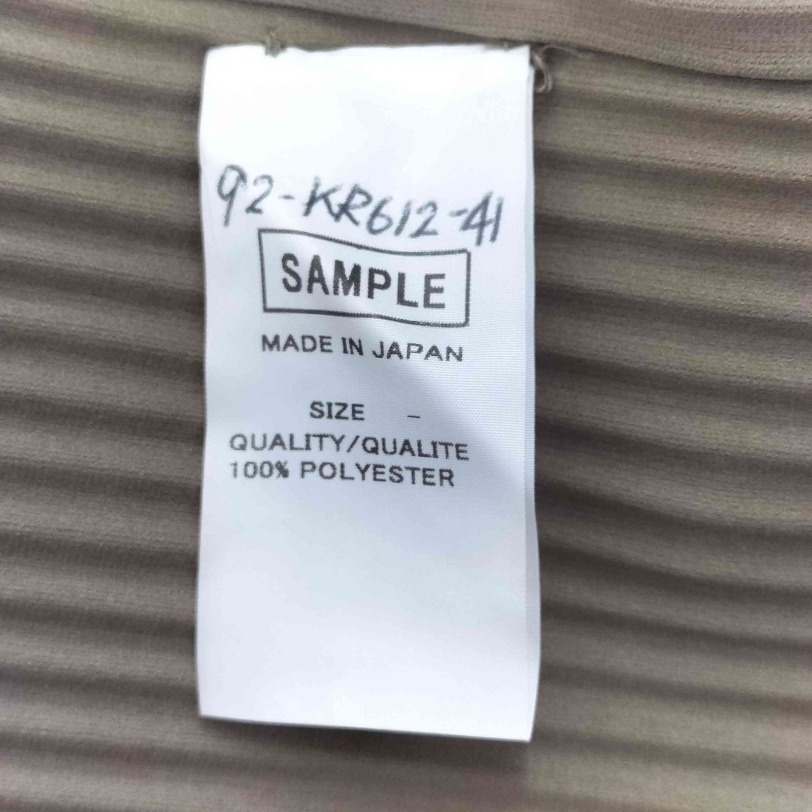 ISSEY MIYAKE(イッセイミヤケ) プリーツノースリーブカットソー レディース 表記無 【中古】【ブランド古着バズストア】 イッセイミヤケ ISSEY MIYAKE プリーツノースリーブカットソー