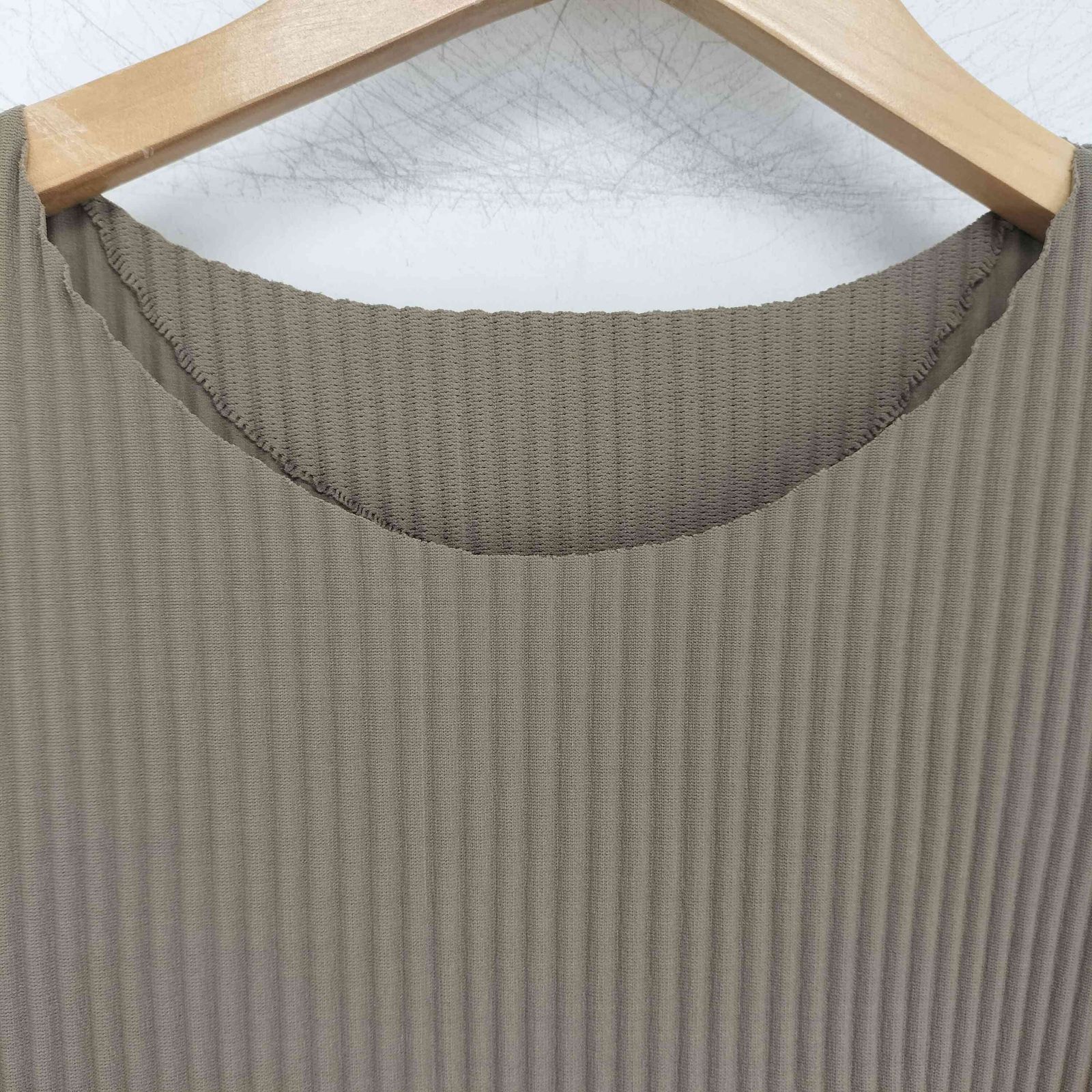 イッセイミヤケ ISSEY MIYAKE プリーツノースリーブカットソー