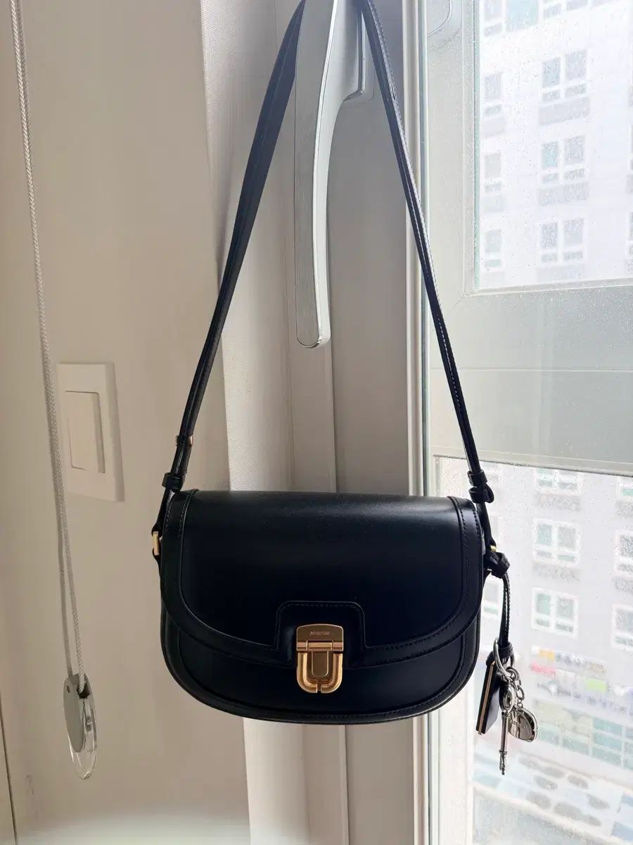 JOY GRYSON ジョイグライソン ブラック クロスバック