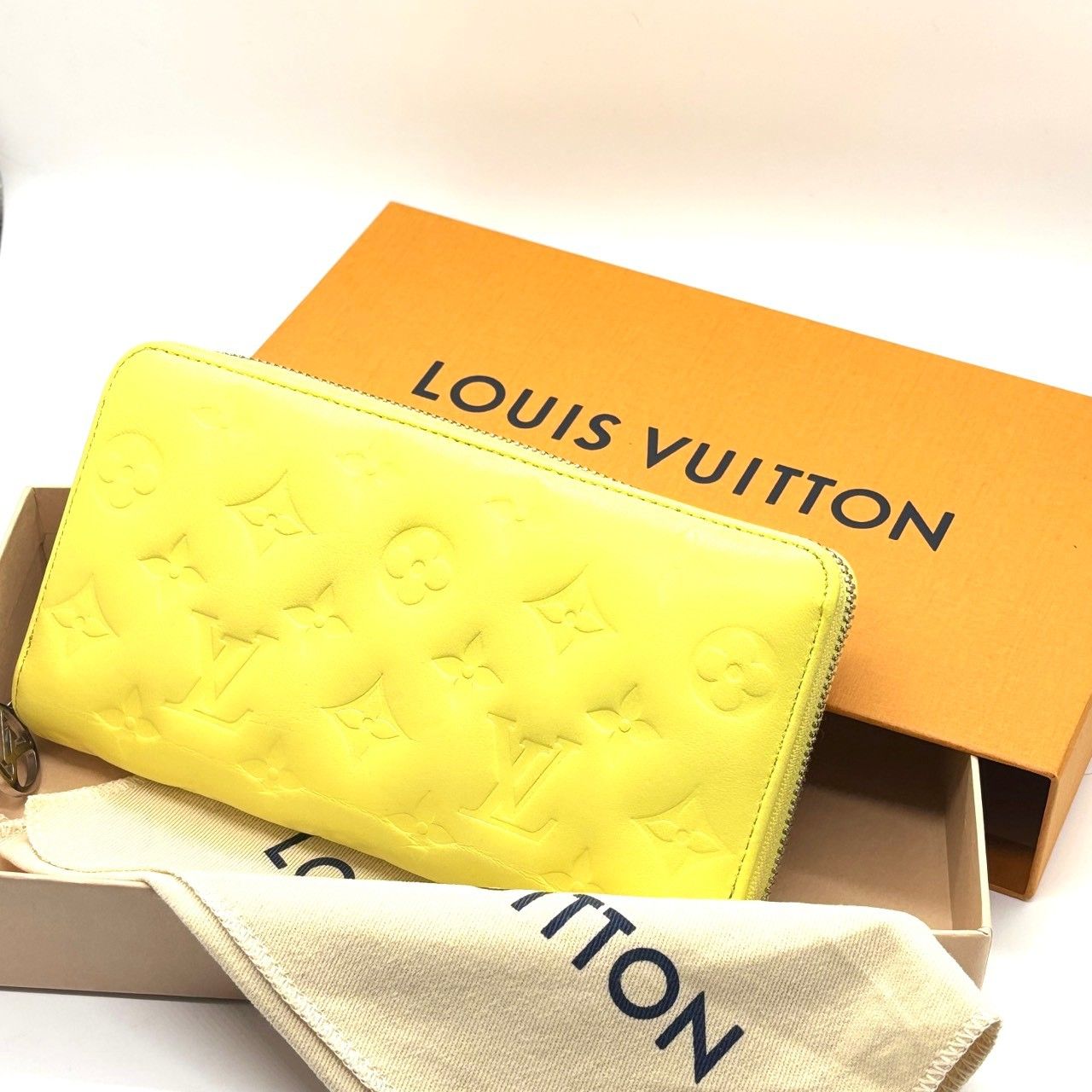 光をまとう洗練 LOUIS VUITTON モノグラム クッサン ジッピーウォレット 長財布 ICチップ ラムレザー エンボス加工 ラウンドファスナー 12カード 完備 スマイリーイエロー