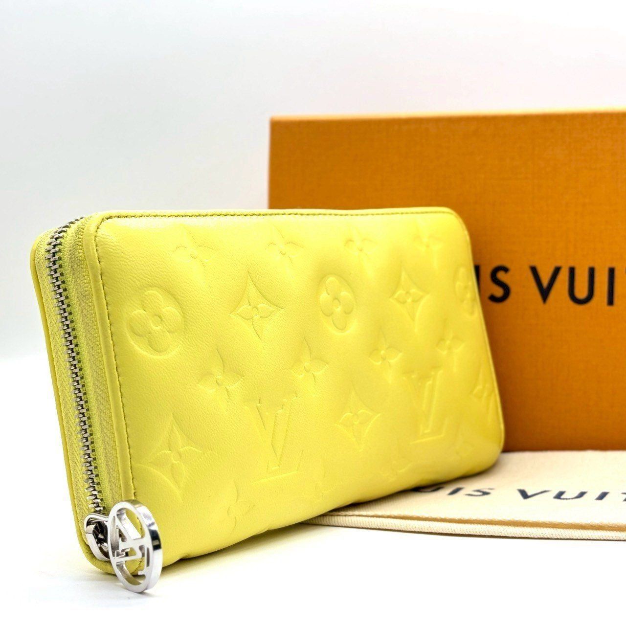 光をまとう洗練 LOUIS VUITTON モノグラム クッサン ジッピーウォレット 長財布 ICチップ ラムレザー エンボス加工 ラウンドファスナー 12カード 完備 スマイリーイエロー