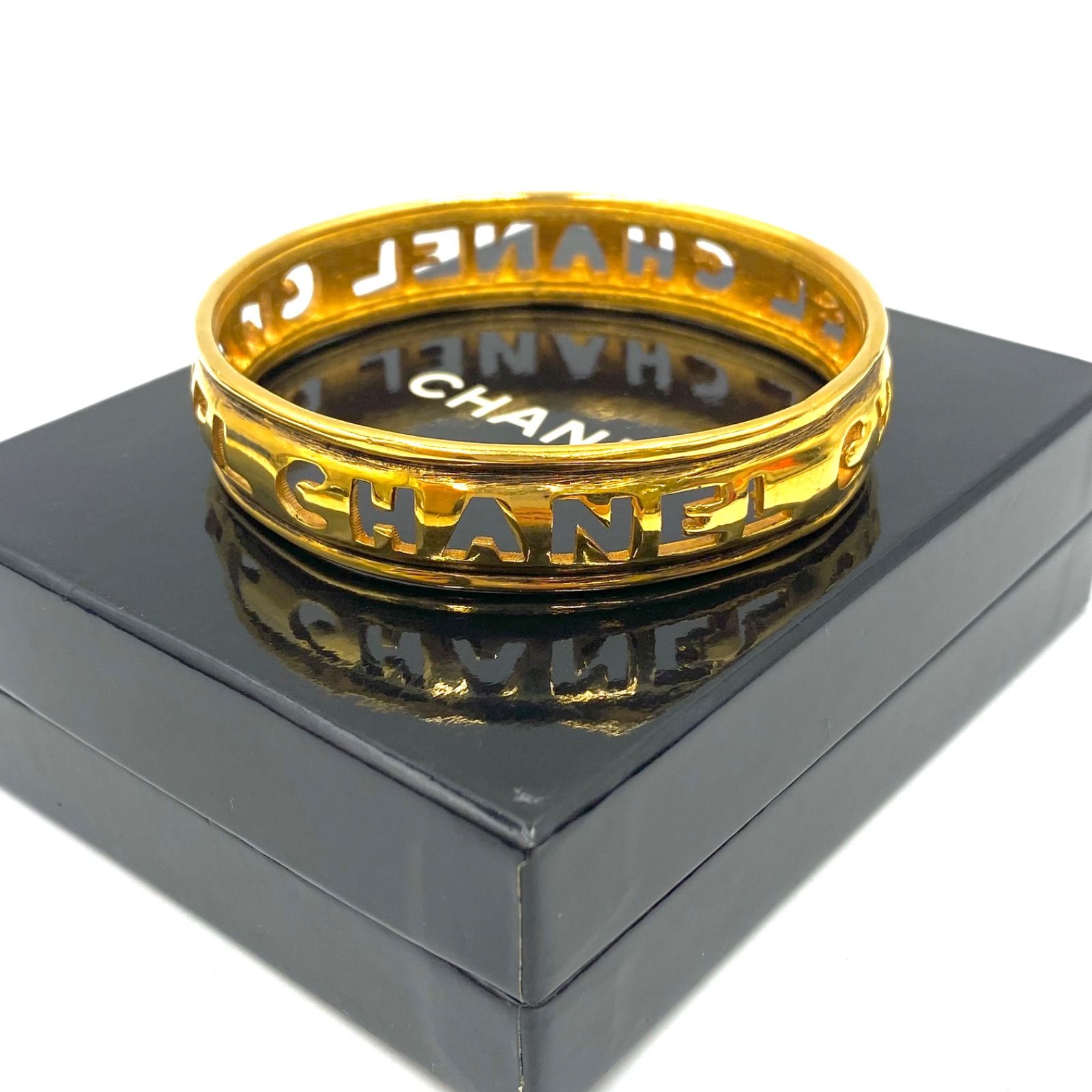 シャネルバングル ロゴ　希少　ブレスレット 超希少 CHANEL シャネル ロゴ バングル ブレスレット ゴールド