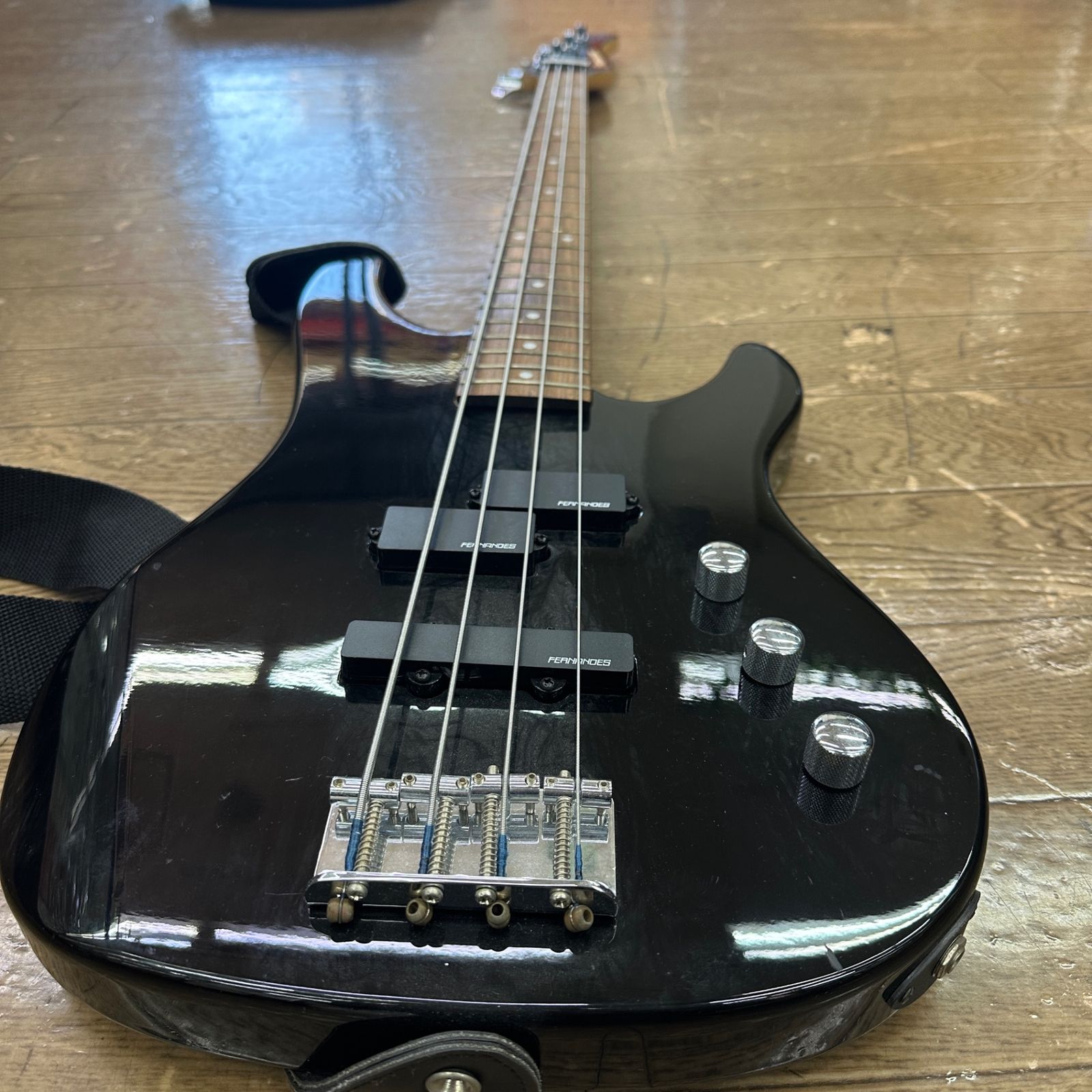 ○ FERNANDES. .Bass. エレキベース.designed by ROCKINN ケース付き