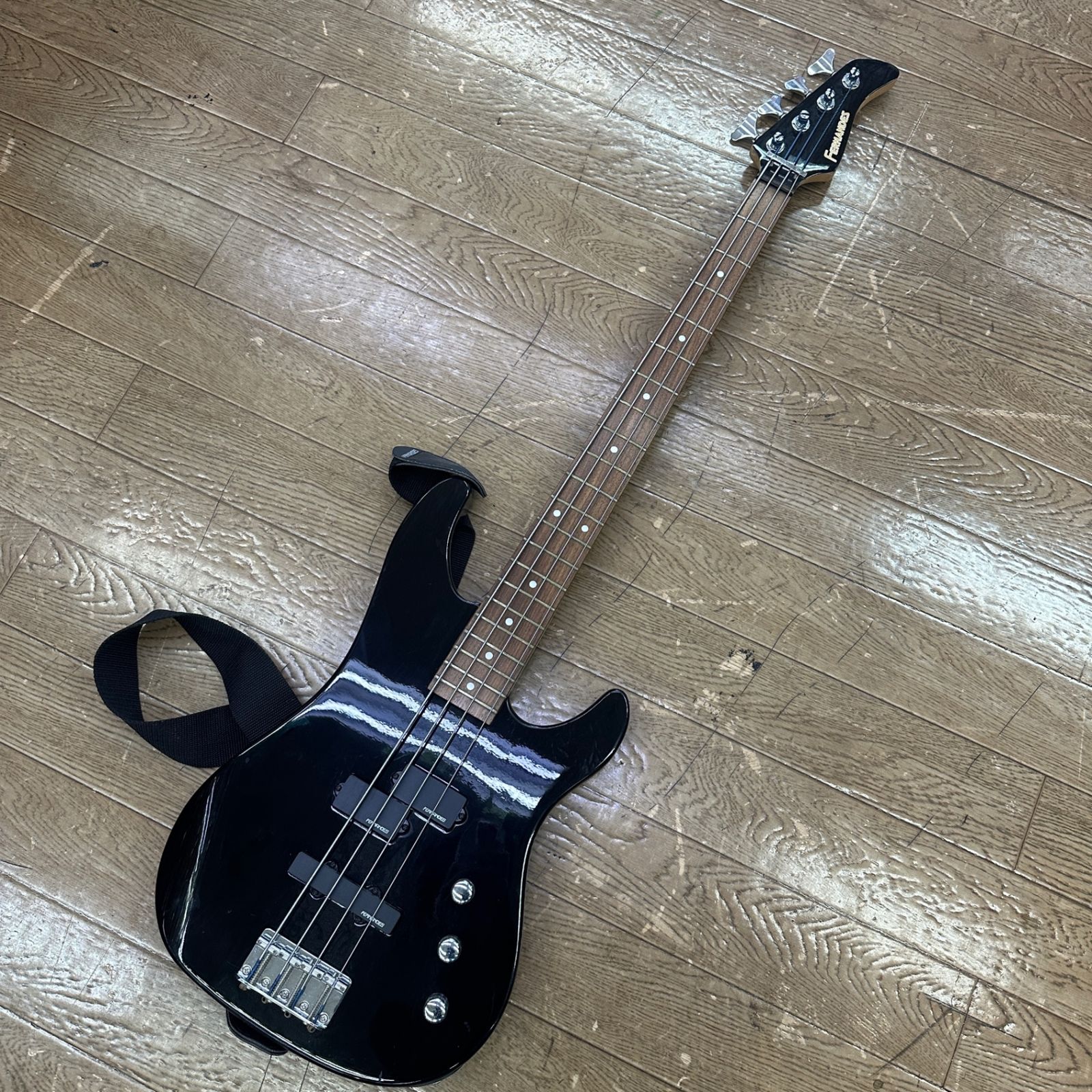 ○ FERNANDES. .Bass. エレキベース.designed by ROCKINN ケース付き