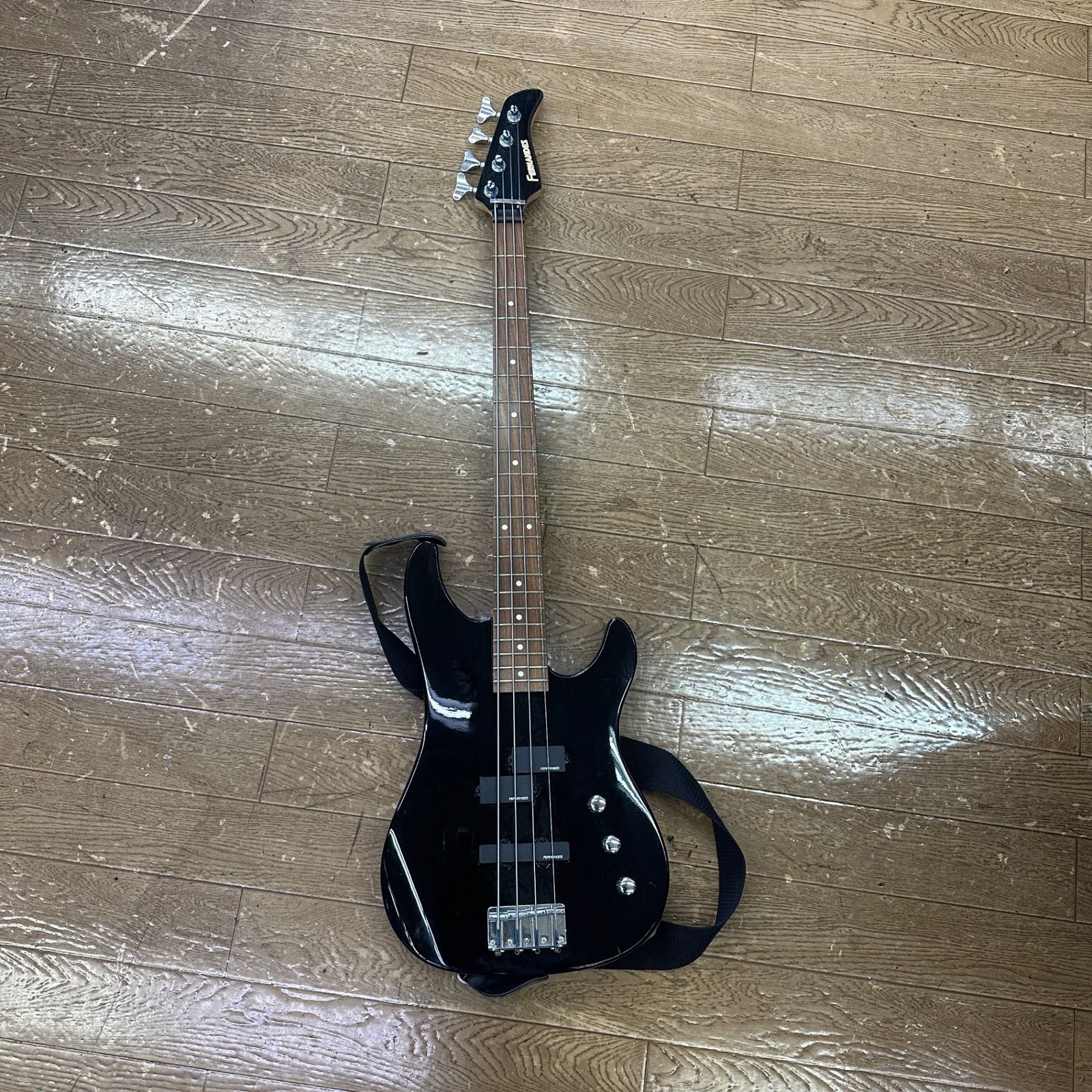 ○ FERNANDES. .Bass. エレキベース.designed by ROCKINN ケース付き