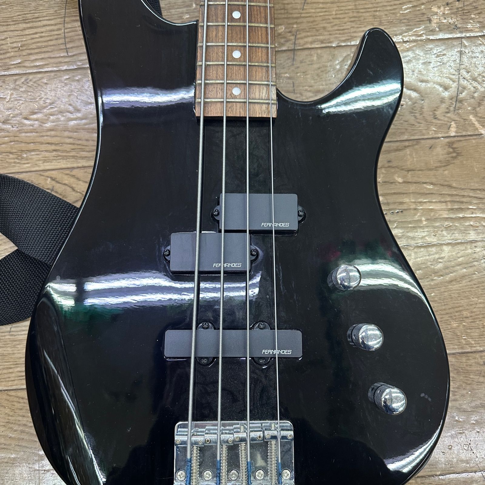 ○ FERNANDES. .Bass. エレキベース.designed by ROCKINN ケース付き
