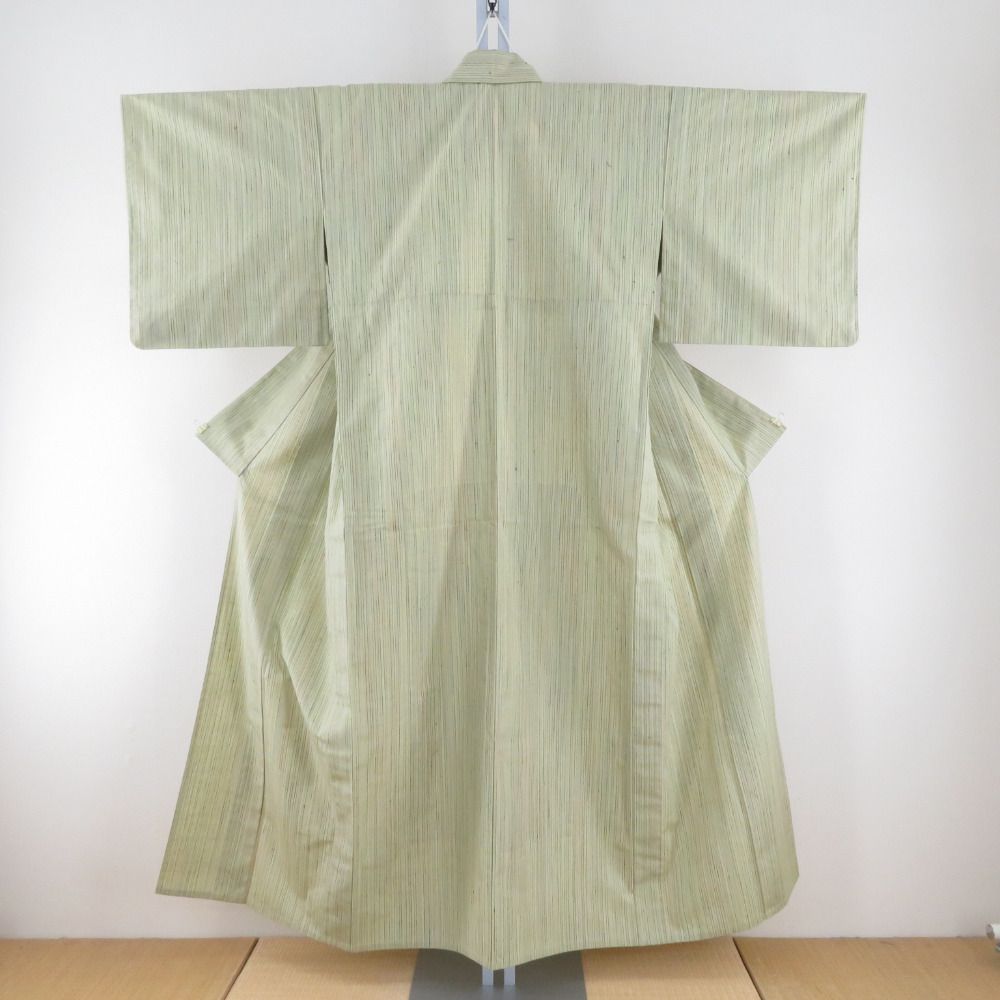 紬 着物 単衣 薄緑色 細縞模様 広衿 正絹 仕立て上がり着物 身丈150cm 紬 着物 単衣 薄緑色 細縞模様 広衿 正絹 仕立て上がり着物 身丈150cm