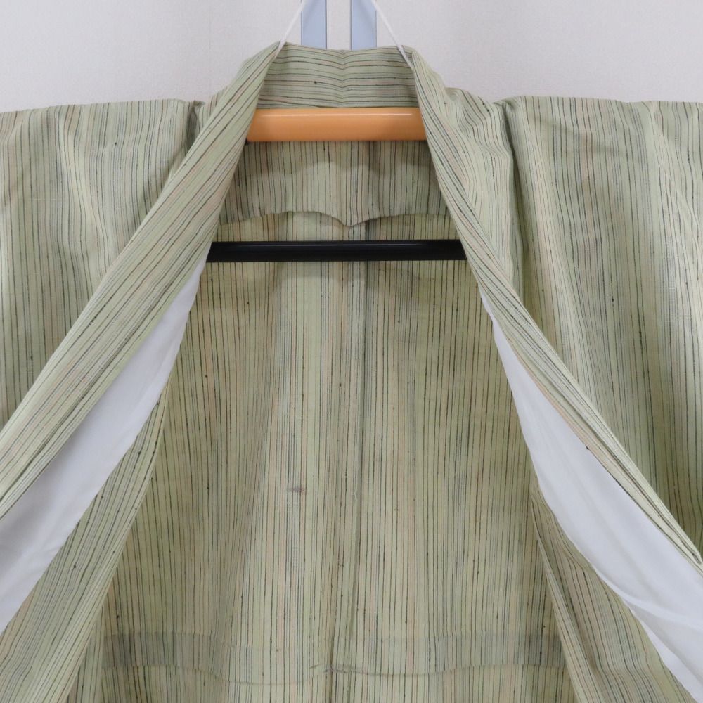 紬 着物 単衣 薄緑色 細縞模様 広衿 正絹 仕立て上がり着物 身丈150cm 【キモノオフ野々市若松店】 紬 着物 単衣 薄緑色 細縞模様 広衿 正絹 仕立て上がり着物【中古