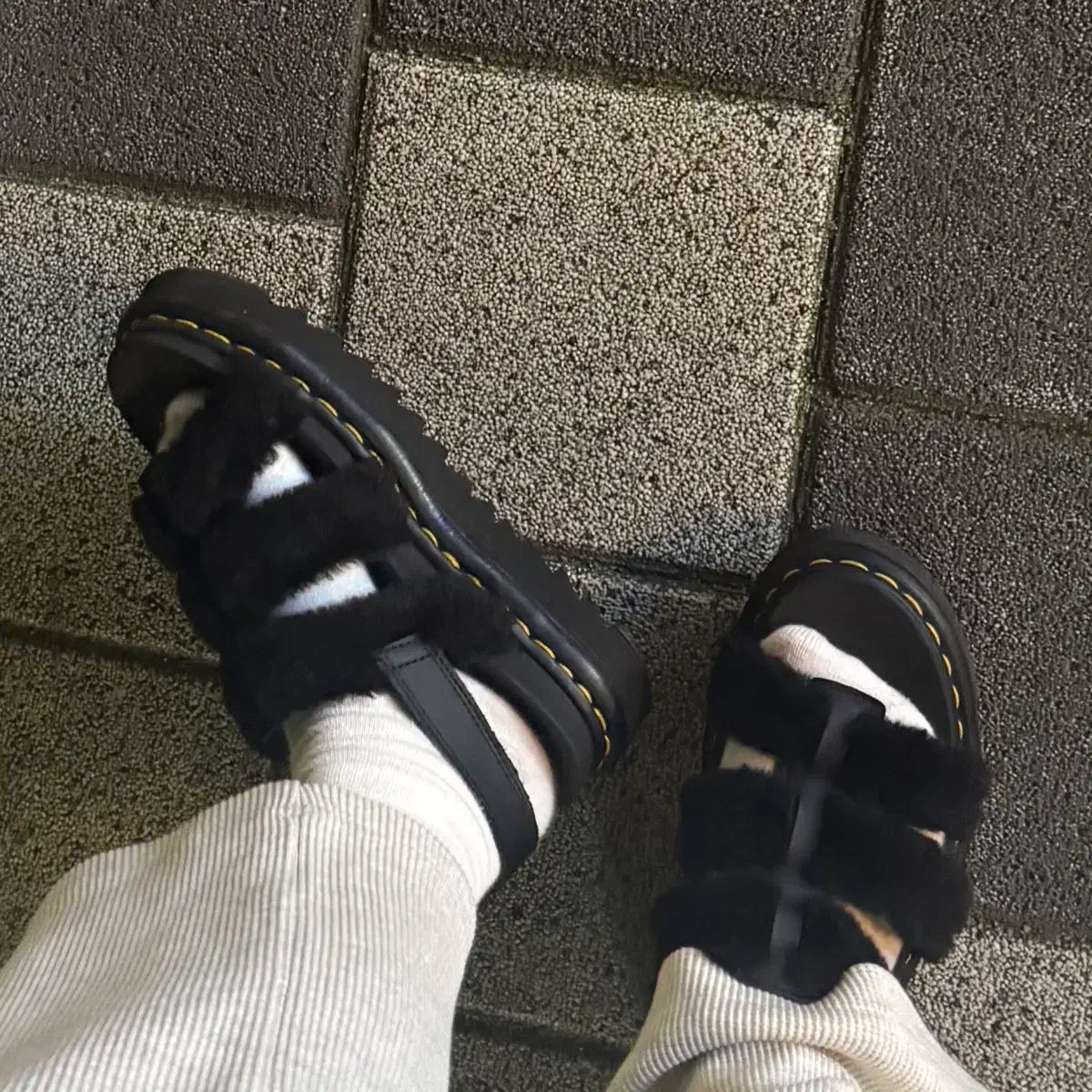 DR. MARTENS ドクターマーチン フラッフィー ファー サンダル 240