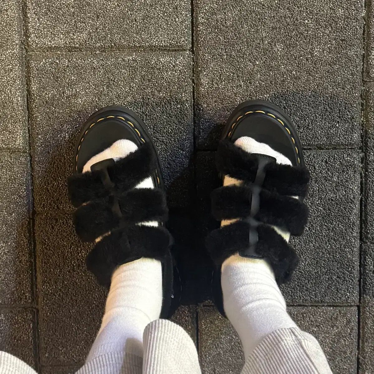 DR. MARTENS ドクターマーチン フラッフィー ファー サンダル 240