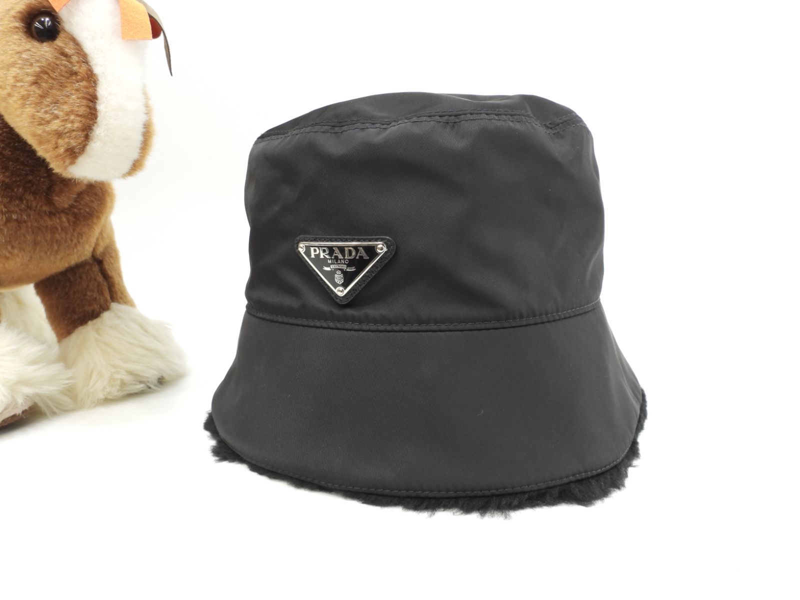 プラダ バゲットハット Re-Nylon ムートン テスート黒 ヘッドウォーマー 三角プレート 131