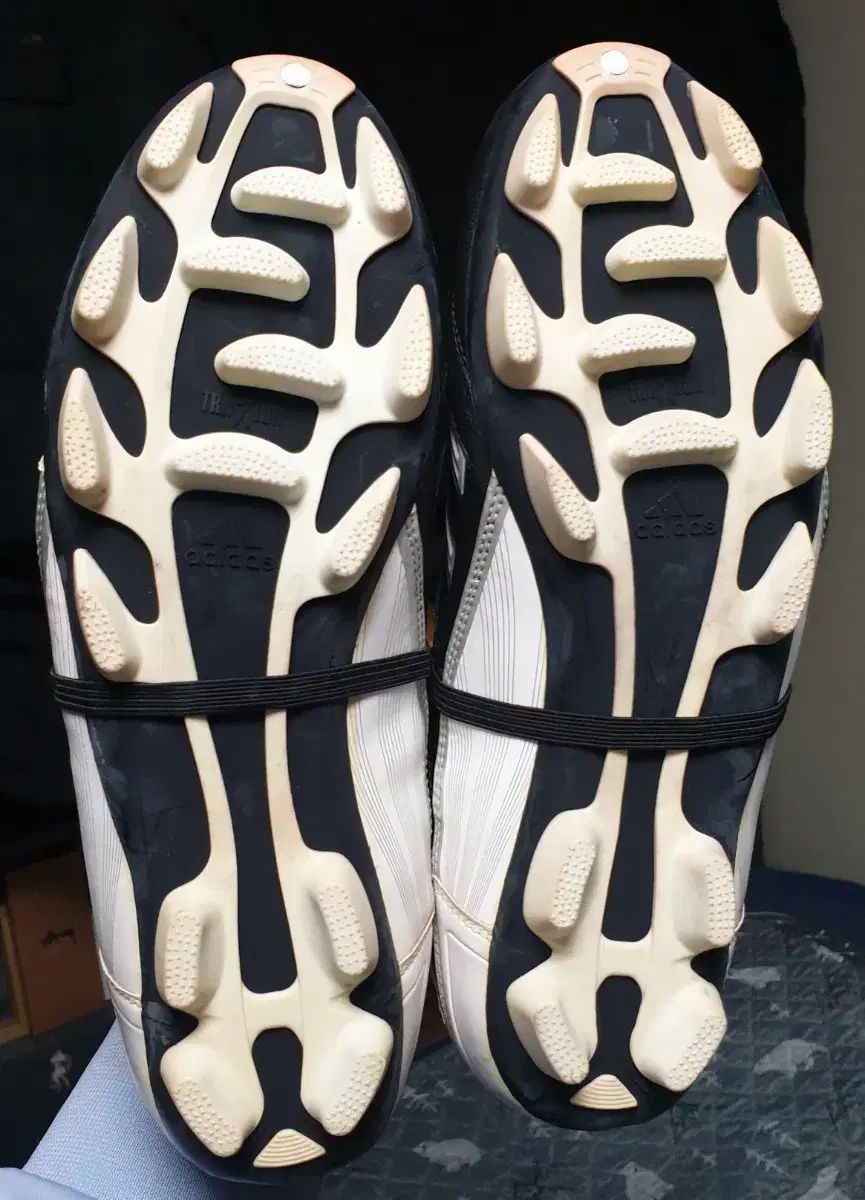 アディダス プレデター アブソリオン HG サッカーシューズ (275