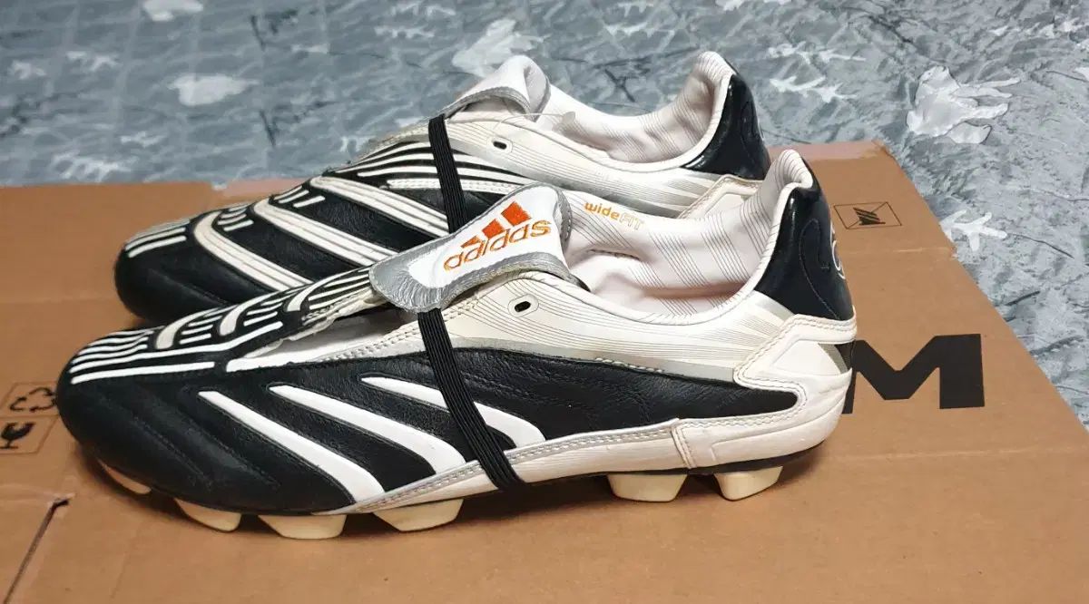 アディダス プレデター アブソリオン HG サッカーシューズ (275