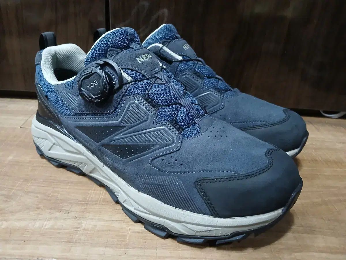 登山靴 ネイビー