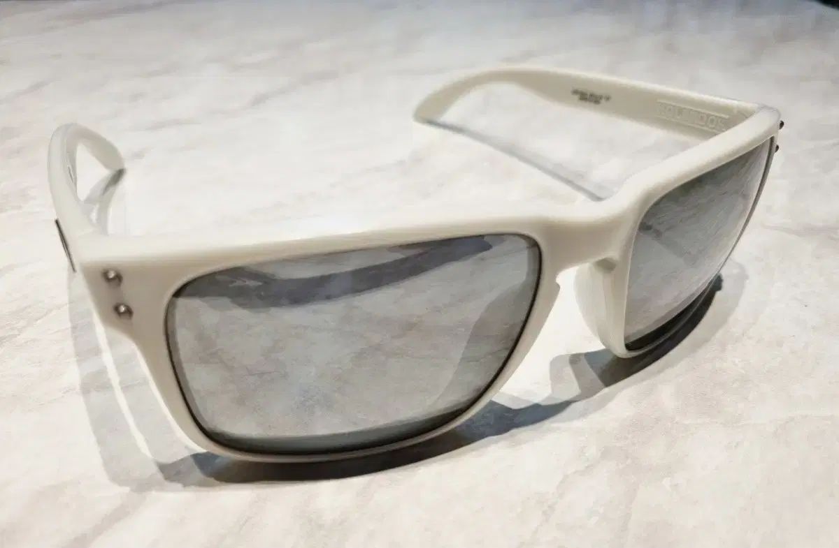 オークリー HOLBROOK サングラス