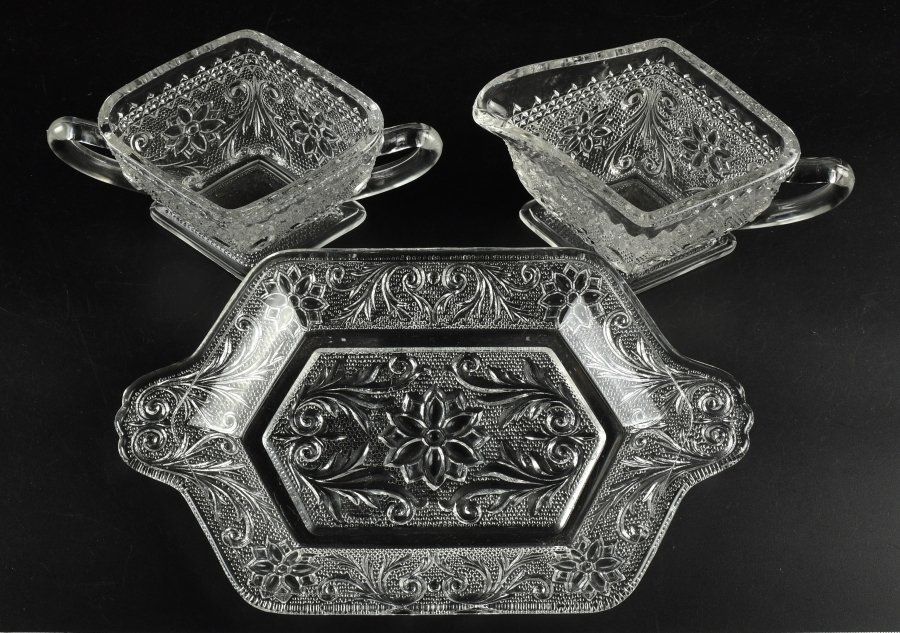蔵C 9790 m プレスガラス 花文 ミルクポット シュガー トレイ ３点