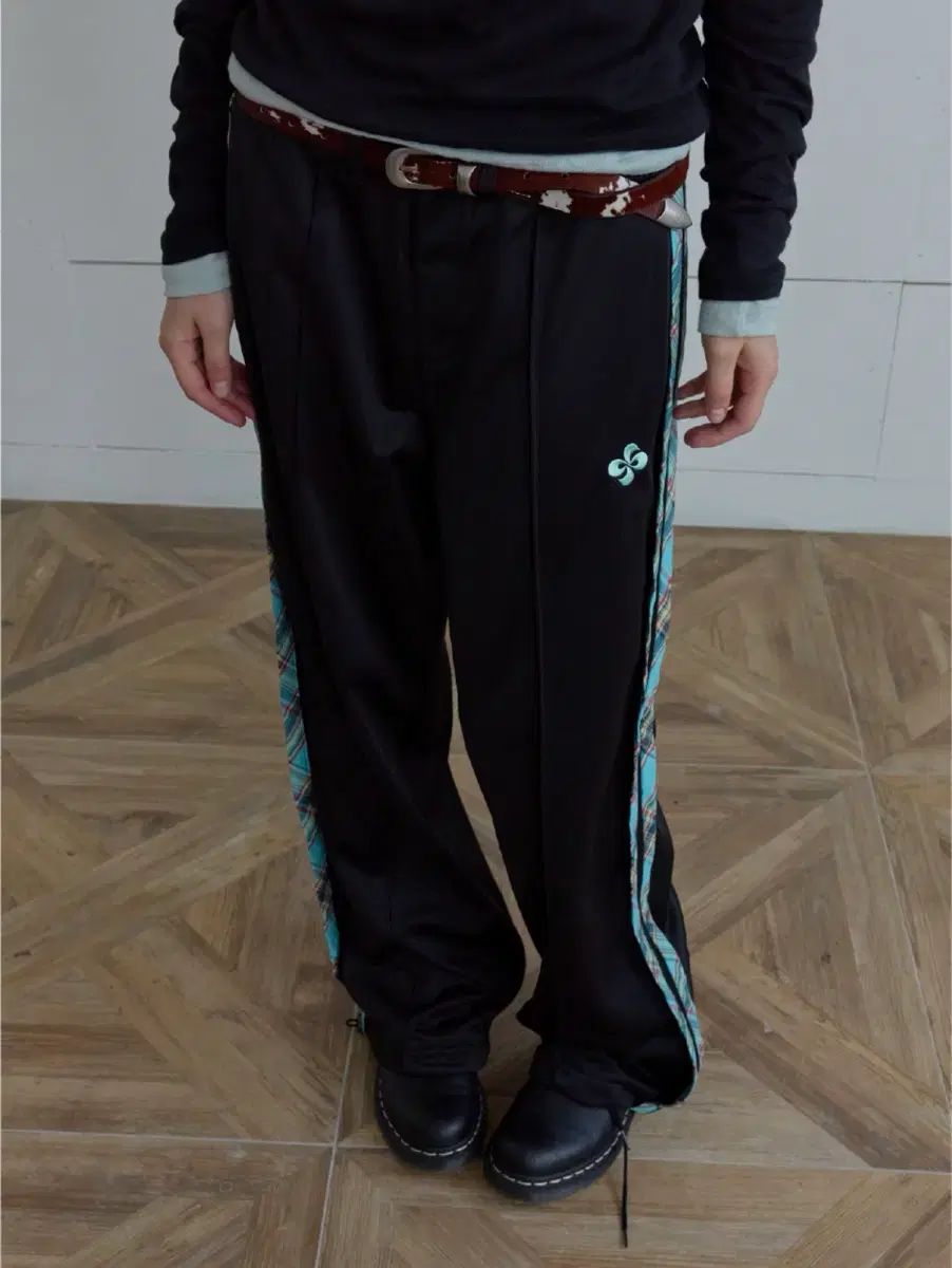 ヘレティック CHECK トラックパンツ ブラック