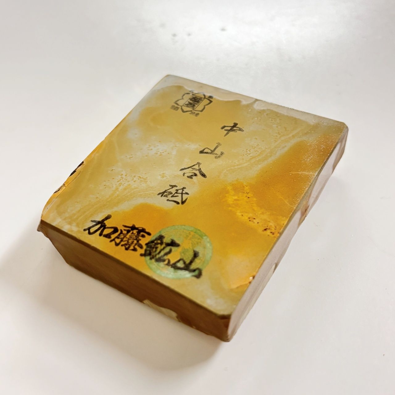 天然砥石　正本山　巣板　カラス　仕上げ砥石　台付き 天然砥石 正本山 巣板 カラス 仕上げ砥石 台付き Amazon.co.jp: 天然砥石