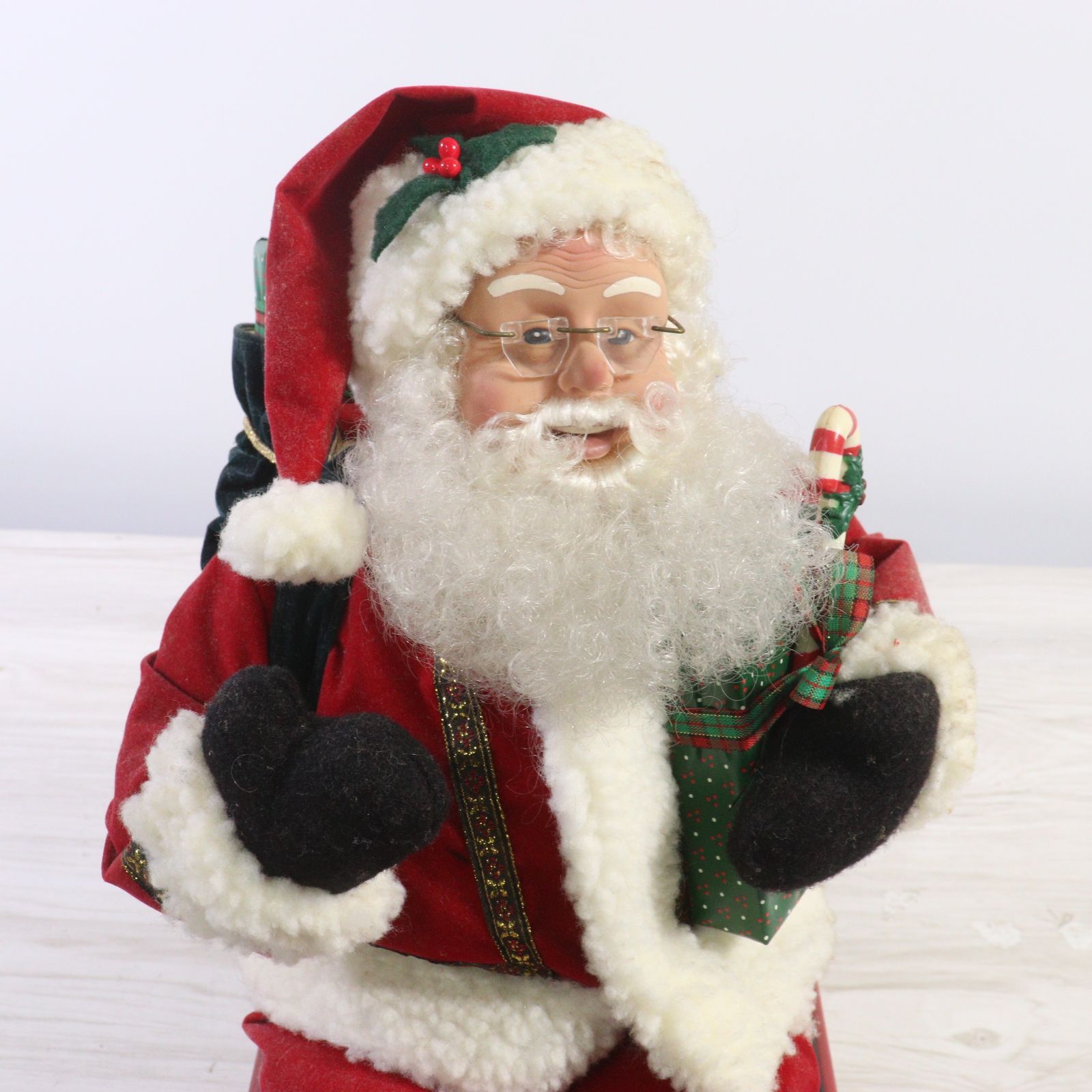 ト足】 HOLIDAY CREATIONS ANIMATED FIUGURE MUSICAL SANTA ON SLED